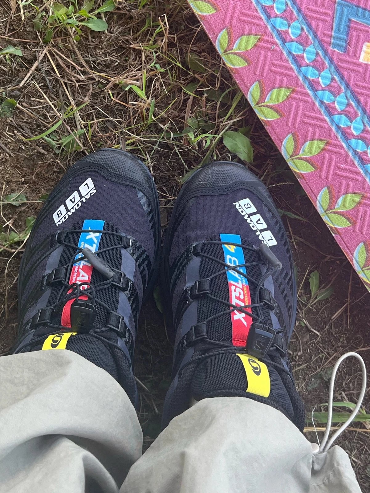 Salomon XT-4 Black Silver Metallic 착용 스타일