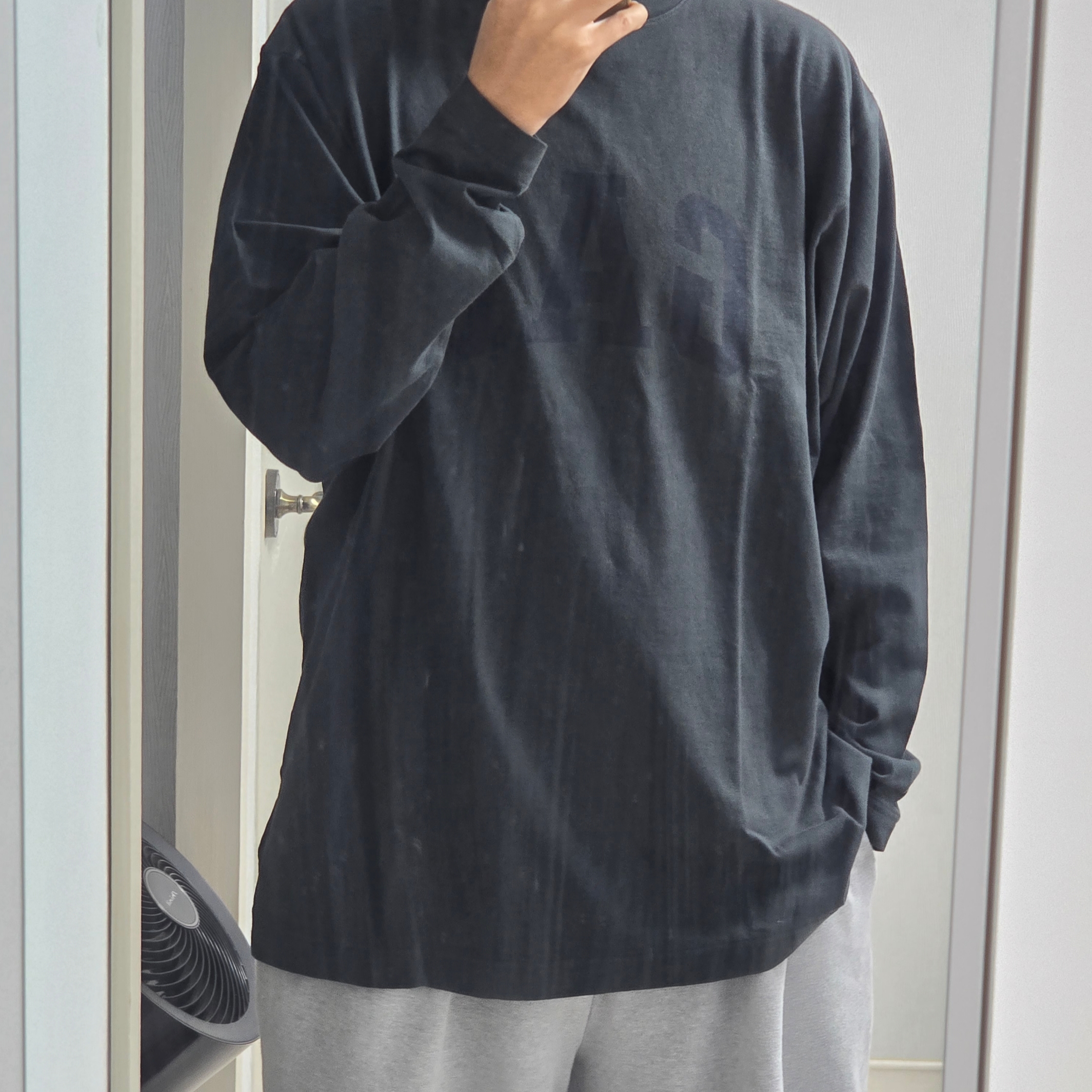Yeezy Gap Engineered By Balenciaga Dove Long Sleeve T-Shirt Black 착용 스타일