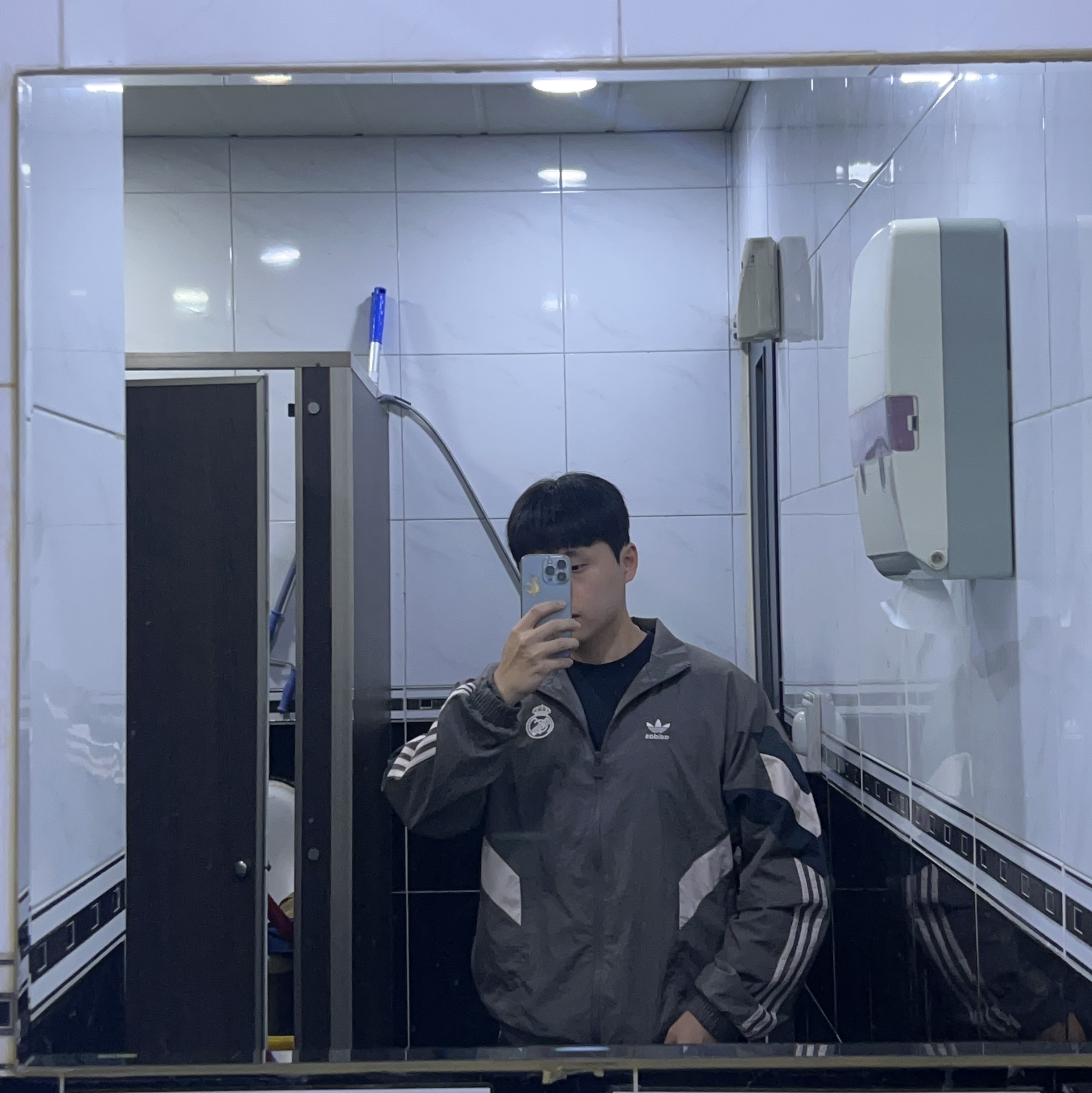 Adidas Real Madrid Originals Track Top Charcoal Grey - KR Sizing, Adidas Real Madrid Originals Track Top Charcoal Grey - US Sizing 착용 스타일