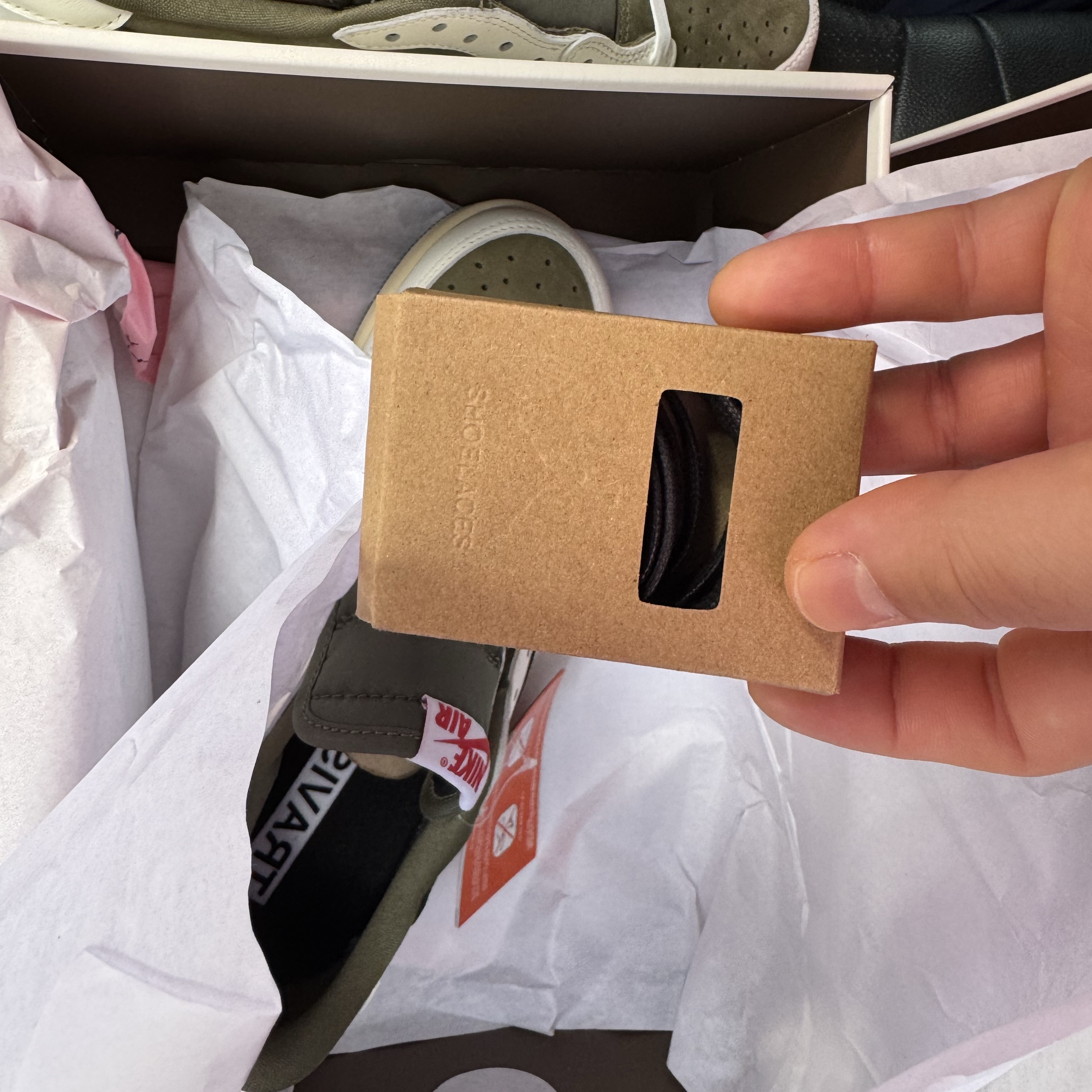 Jordan 1 x Travis Scott Retro Low OG SP Reverse Olive 착용 스타일 - 4