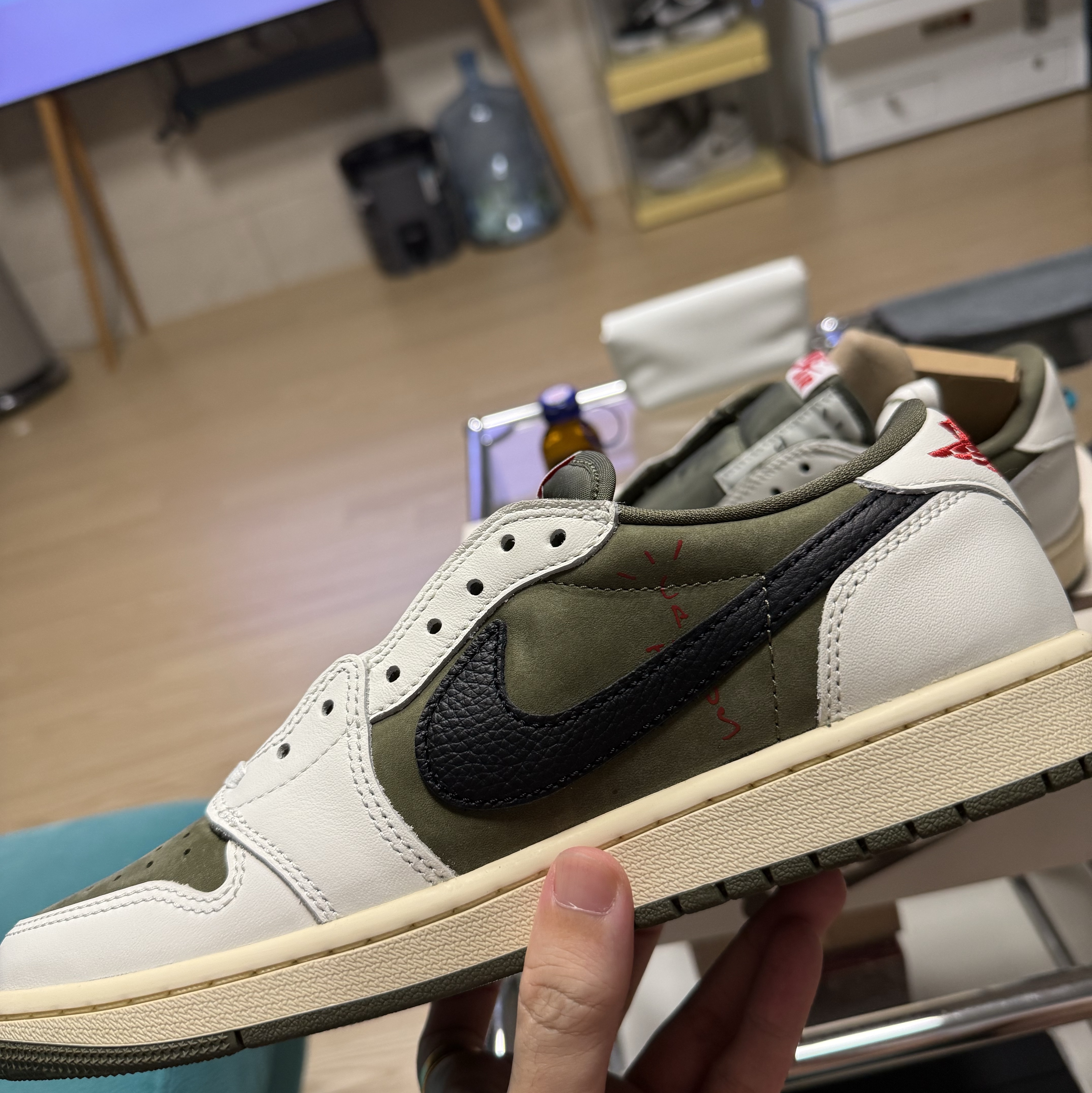 Jordan 1 x Travis Scott Retro Low OG SP Reverse Olive 착용 스타일