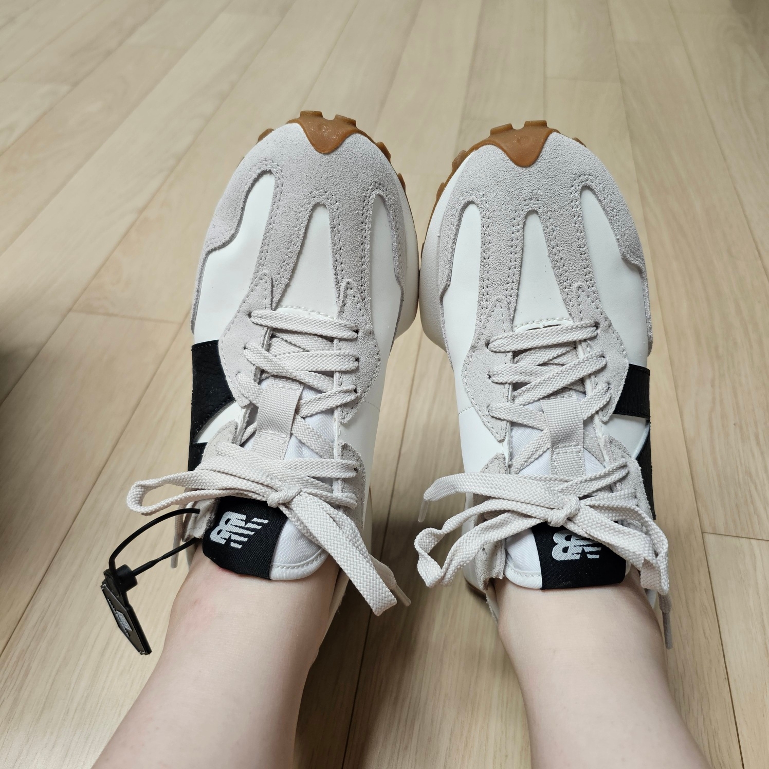 (W) New Balance 327 Moonbeam Grey 착용 스타일
