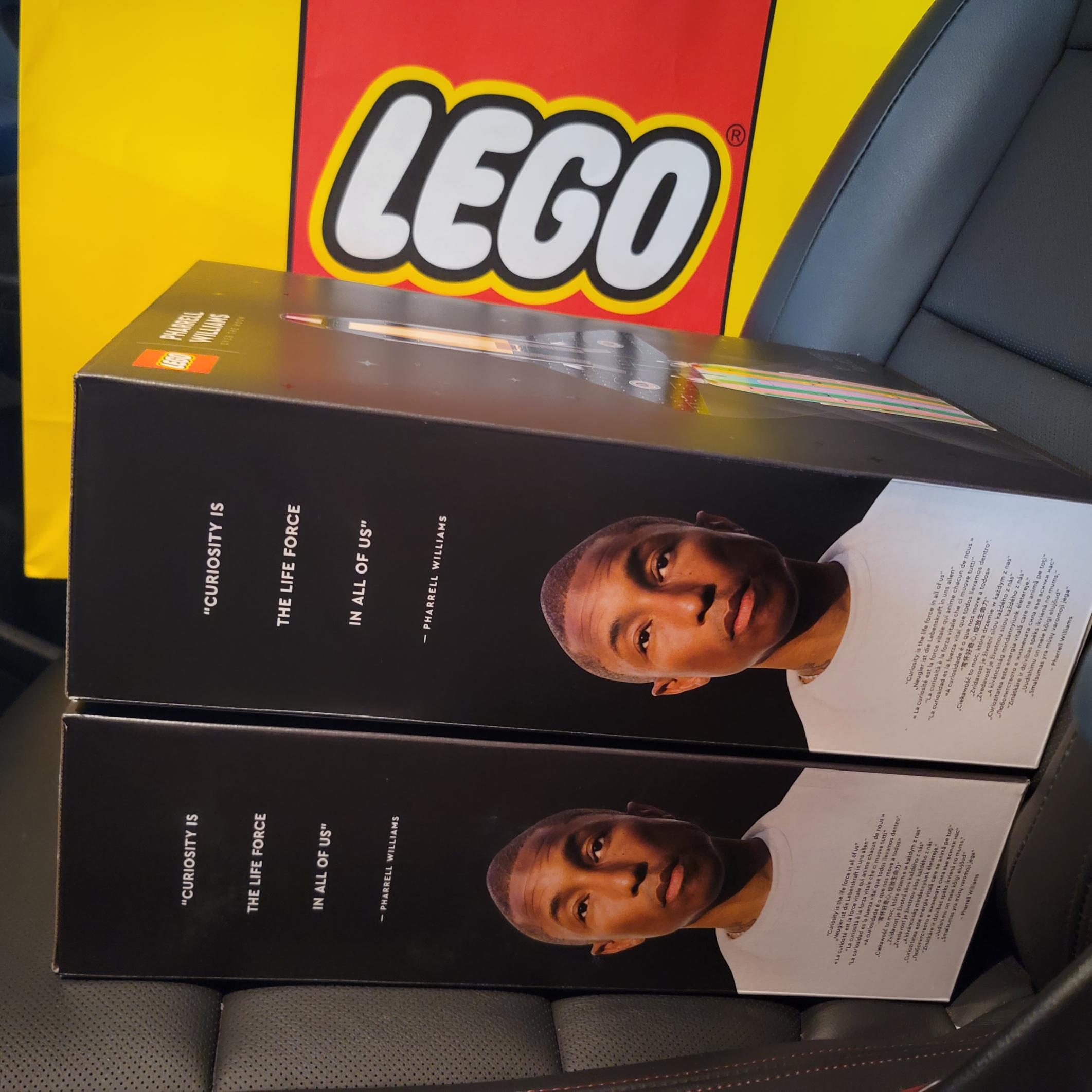 Lego Over the Moon with Pharrell Williams, Levi's 505 Regular Fit Jeans Dark Indigo 착용 스타일 - 1