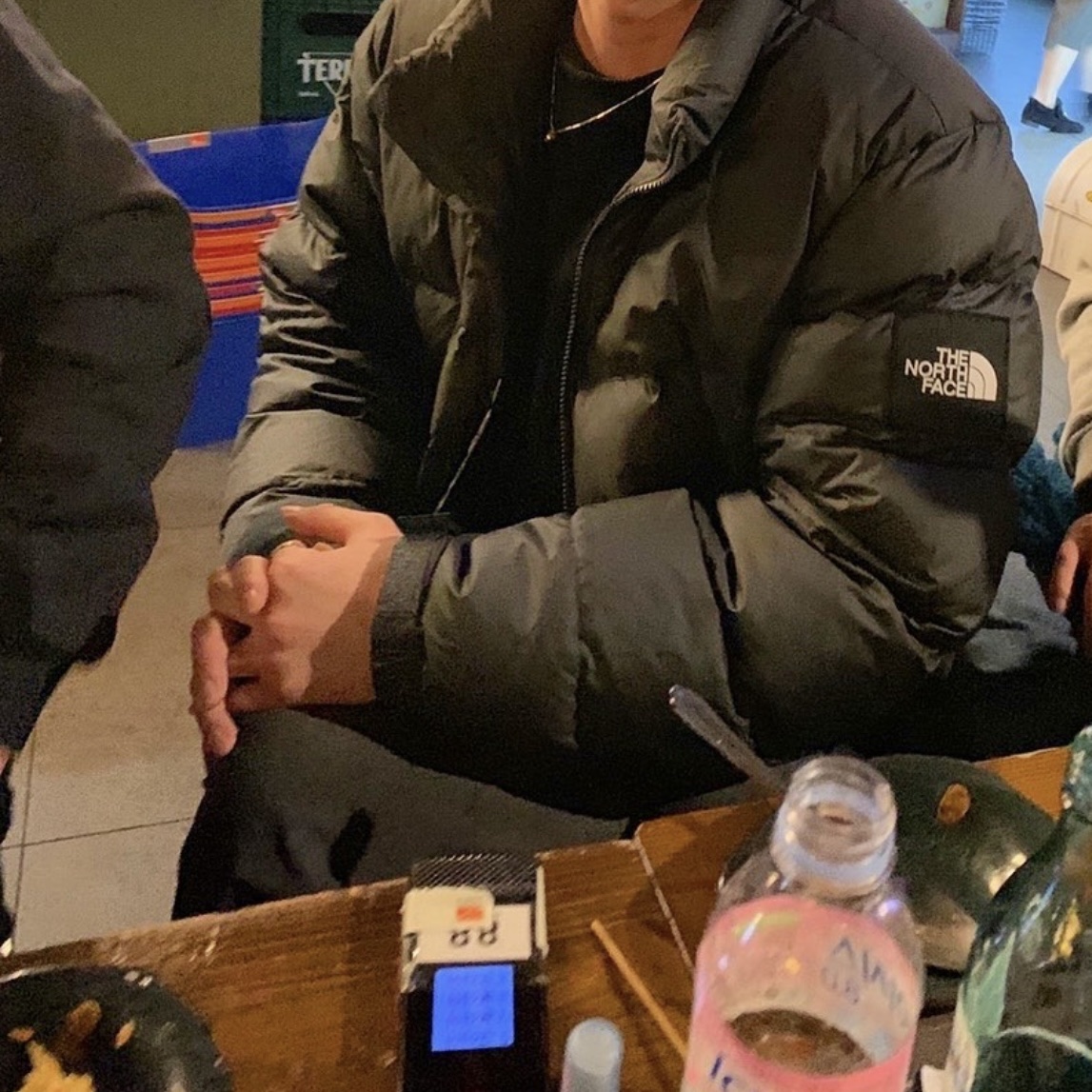 The North Face 1992 Nuptse Jacket Charcoal 착용 스타일