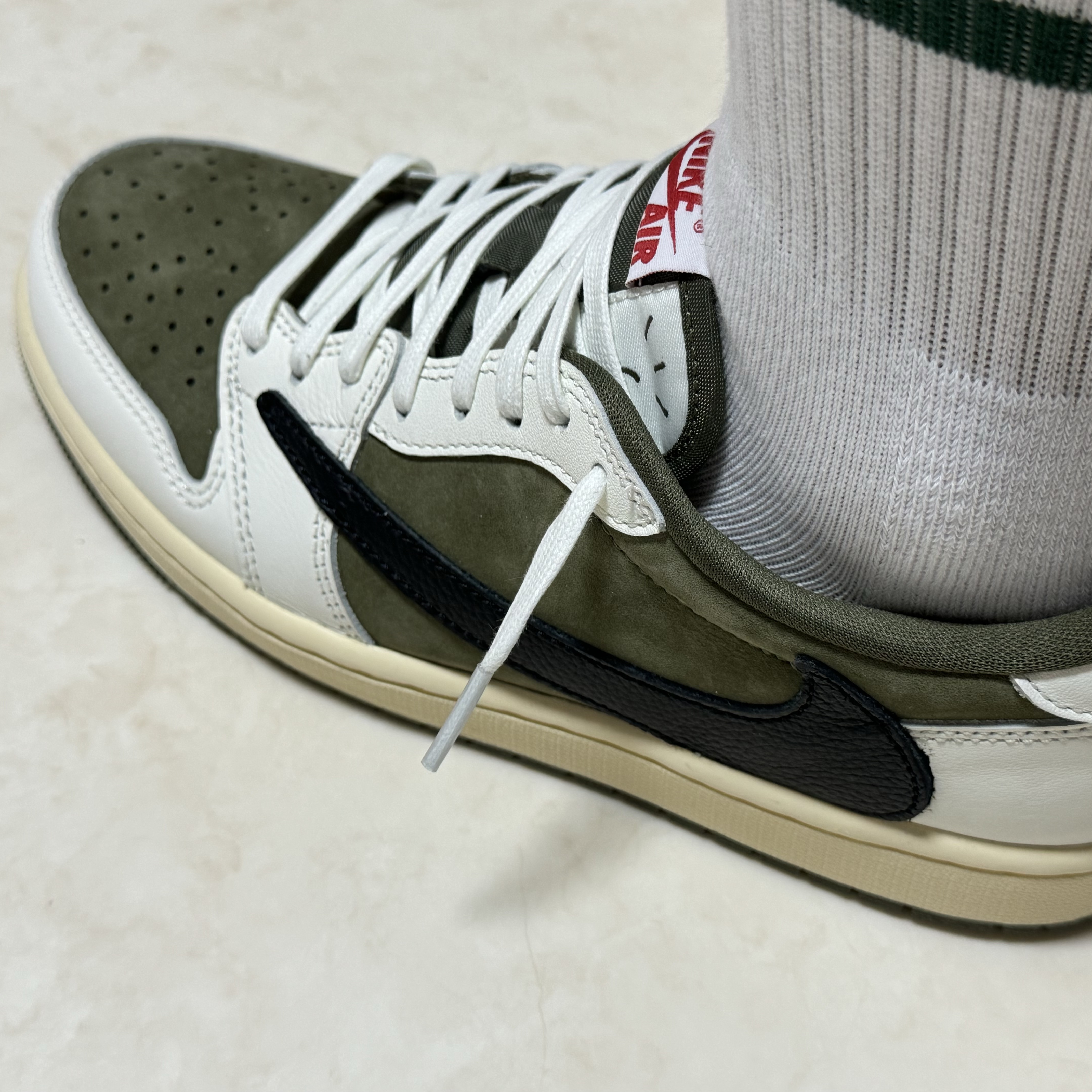Jordan 1 x Travis Scott Retro Low OG SP Reverse Olive 착용 스타일