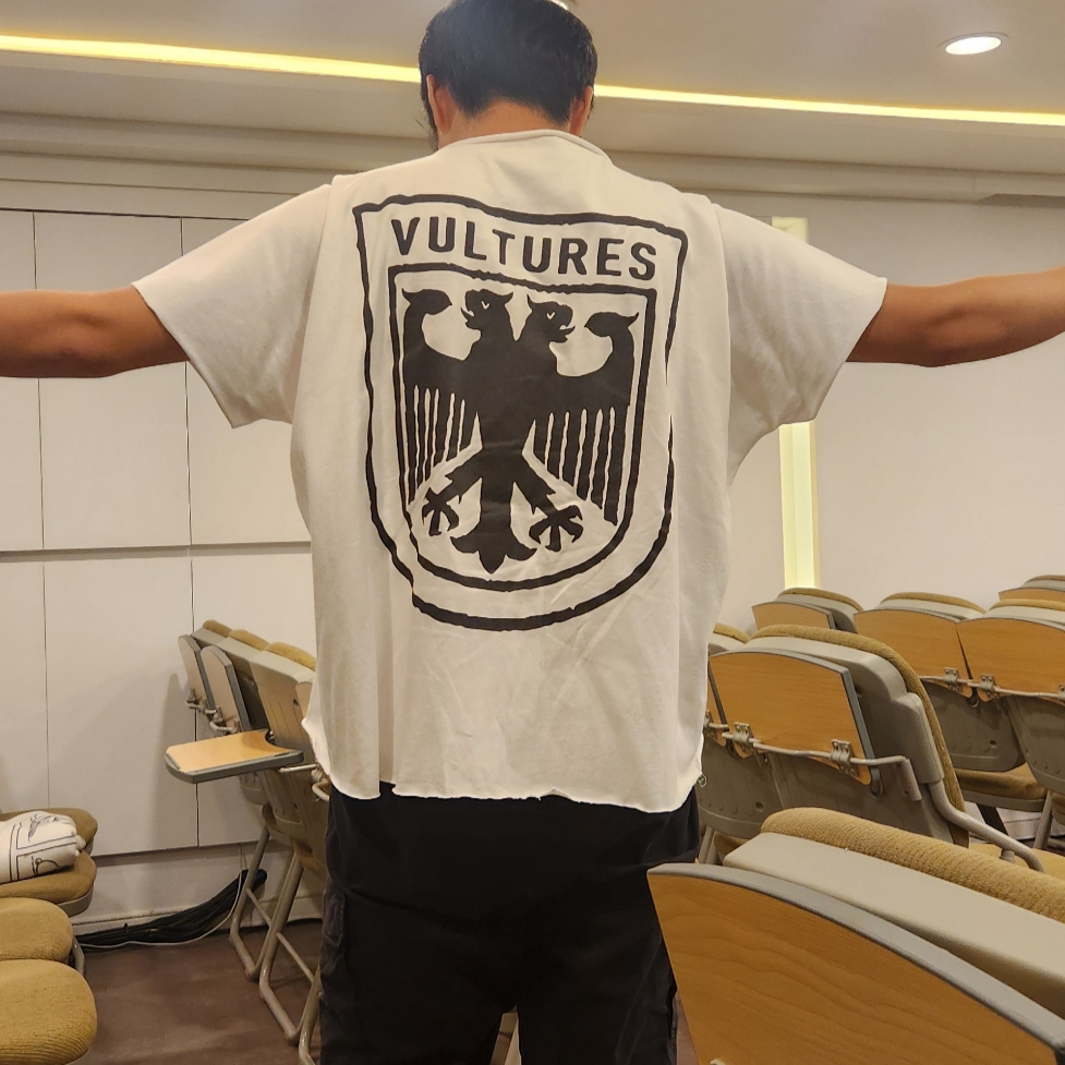 Yeezy Vultures Box T-Shirt White (Vultures Listening Experience Korea Exclusive) 착용 스타일 - 1