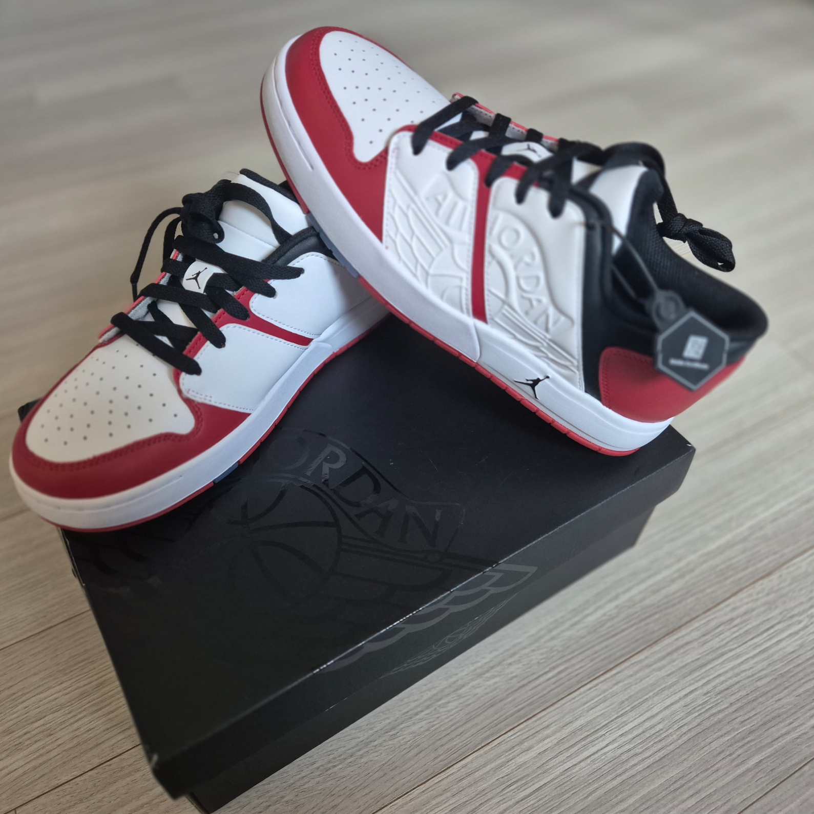 Jordan Nu Retro 1 Low Varsity Red White 착용 스타일