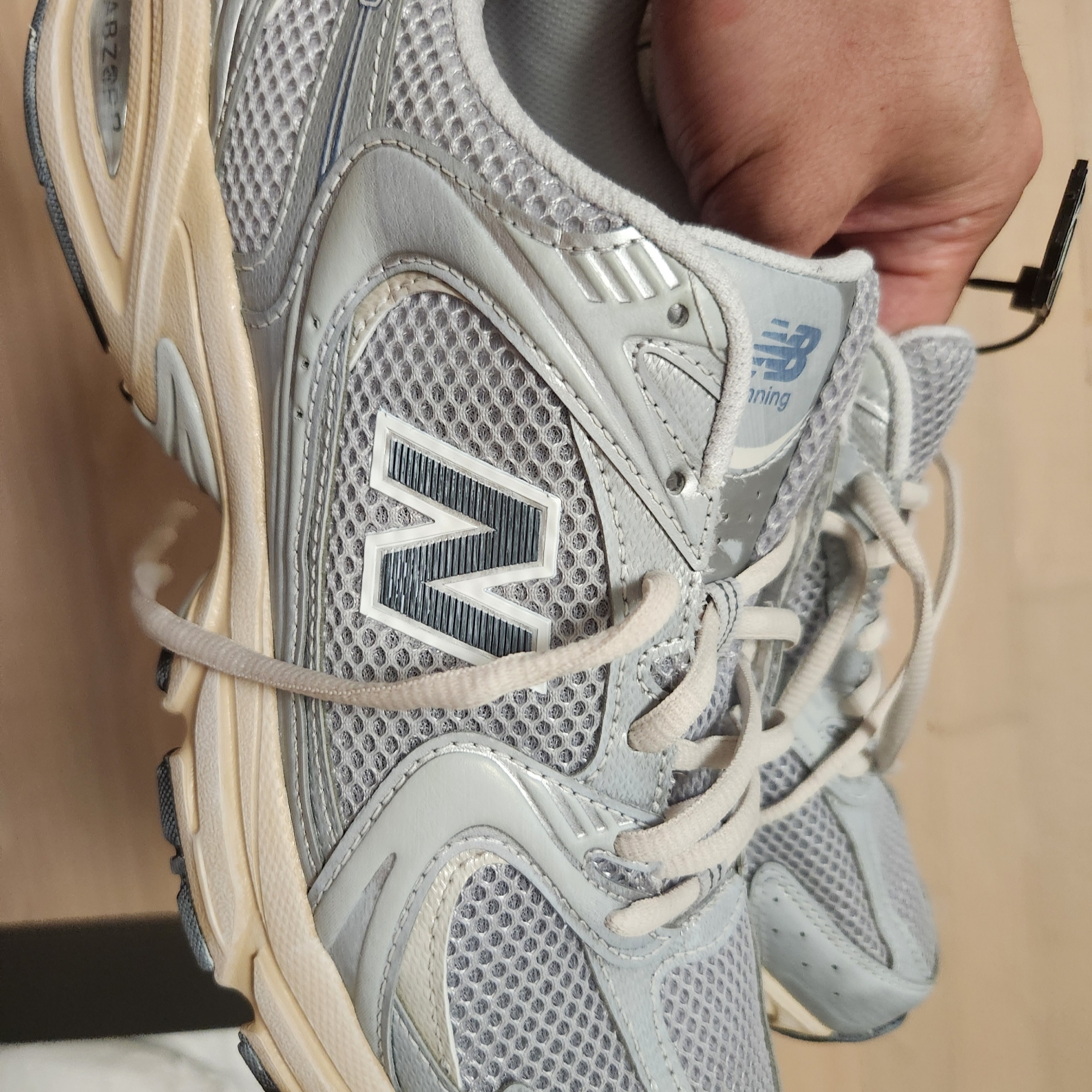 New Balance 530 Vintage Metallic Silver 착용 스타일 - 4