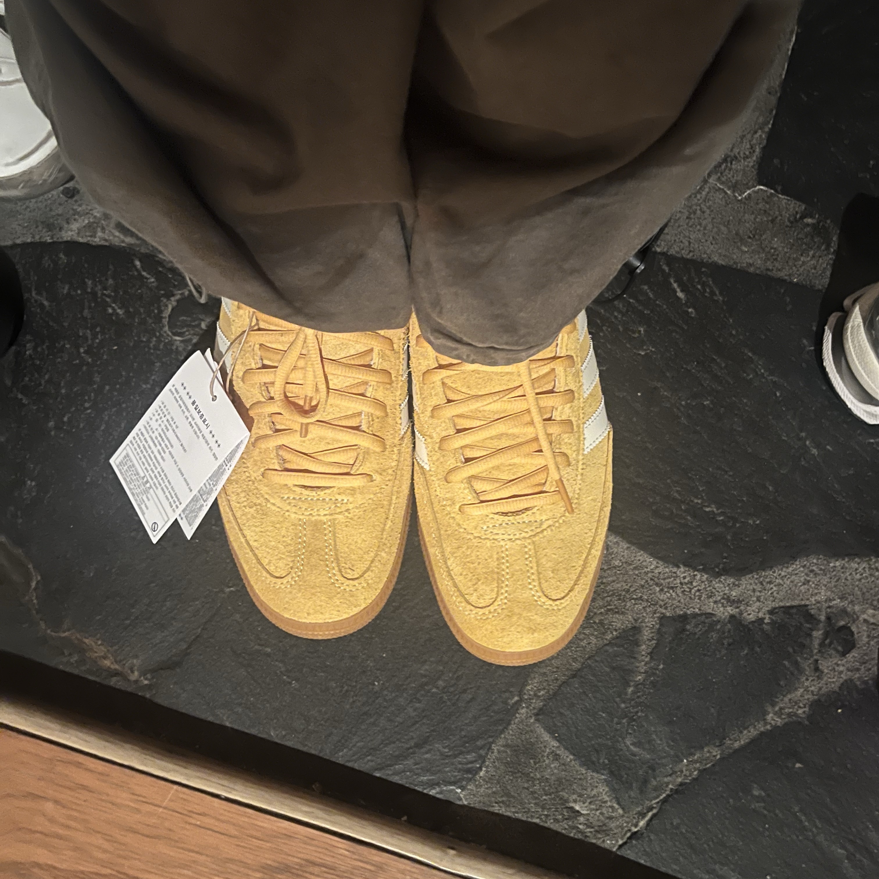 Adidas Spezial Handball Preloved Yellow Cream White 착용 스타일 - 1