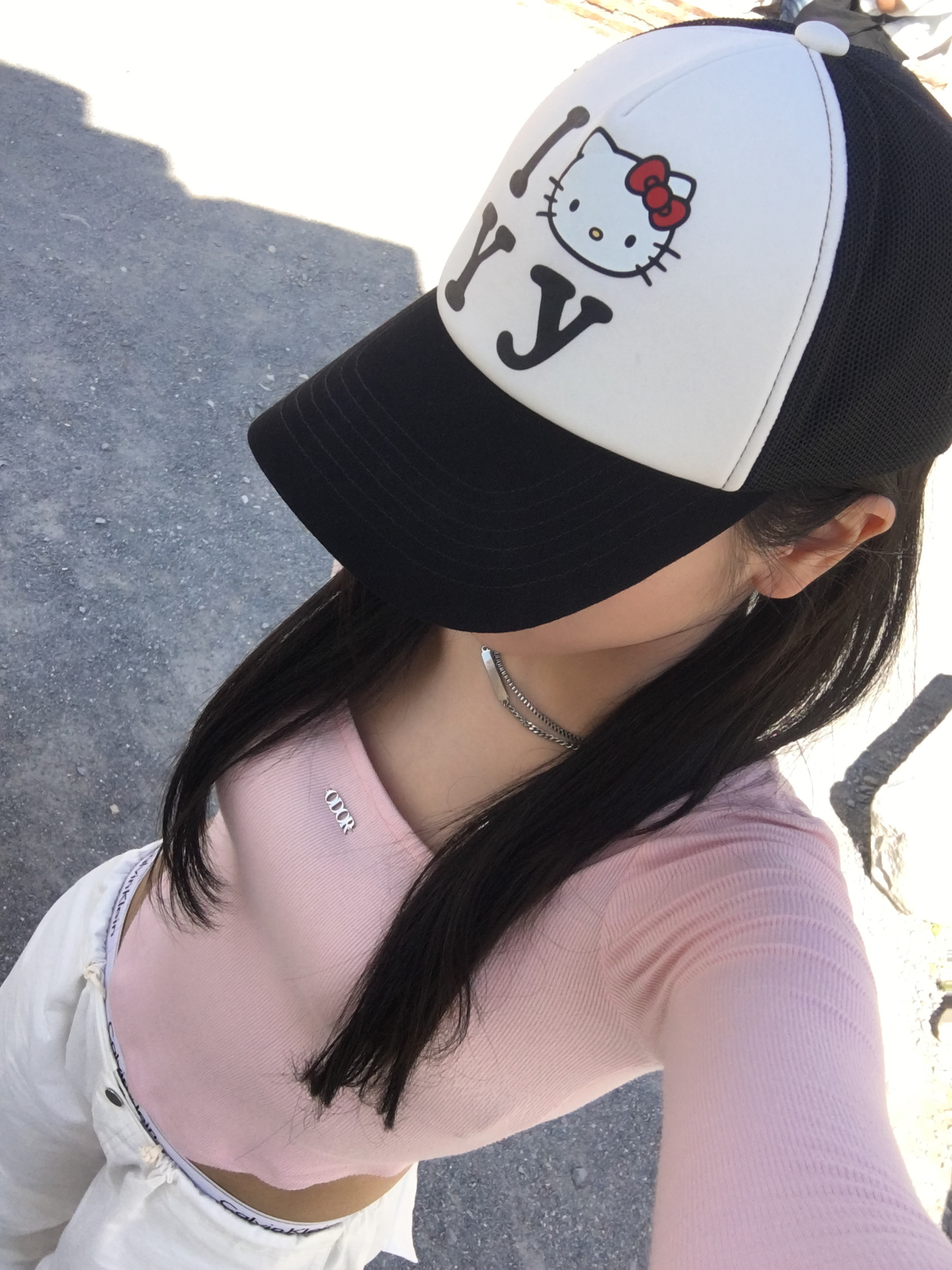 Open Yy x Hello Kitty Trucker Cap Black 착용 스타일