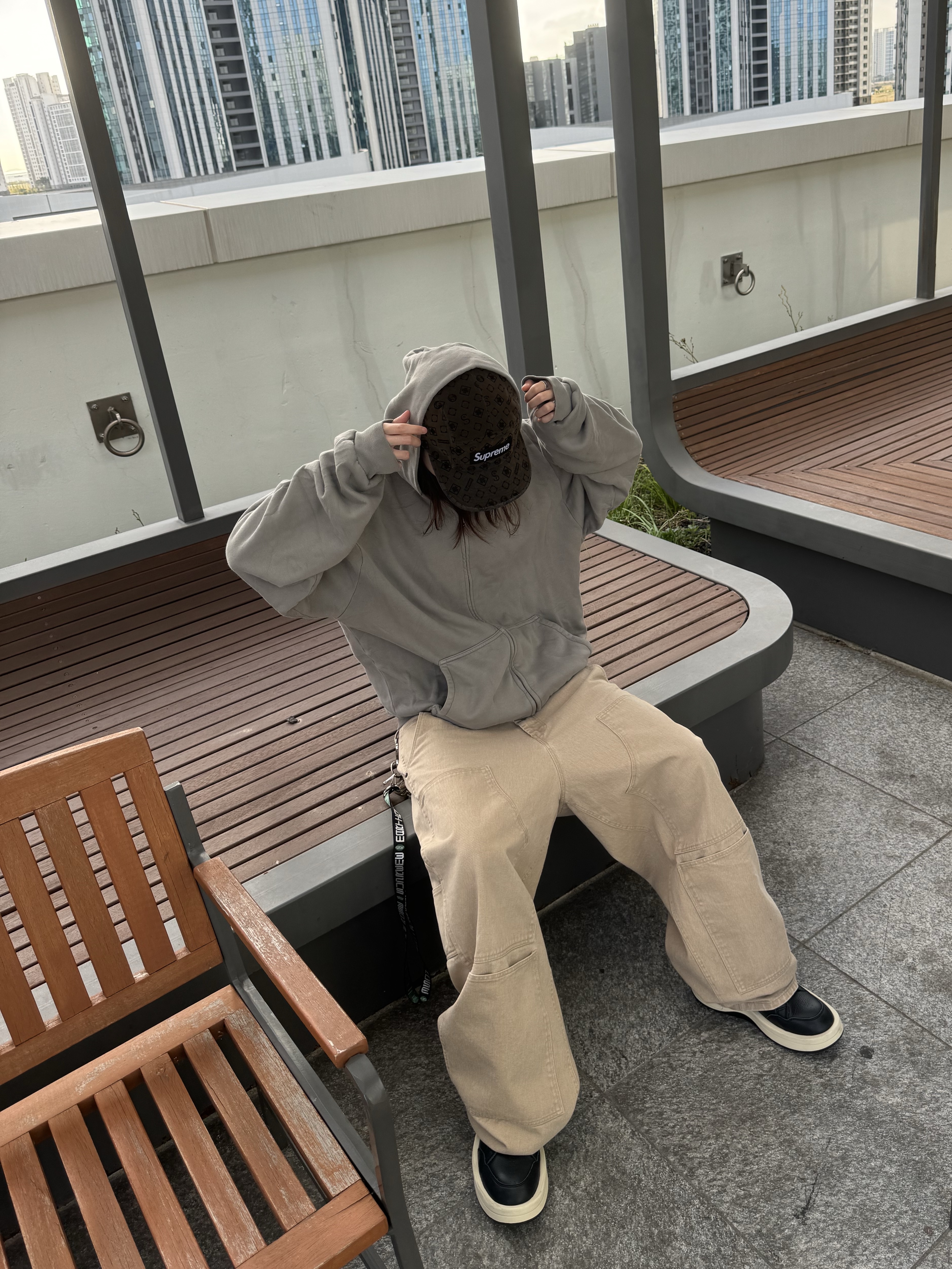Supreme Flocked Denim Camp Cap Black - 24FW, Yeezy YZY Zip-Up Hoodie Grey 착용 스타일 - 1