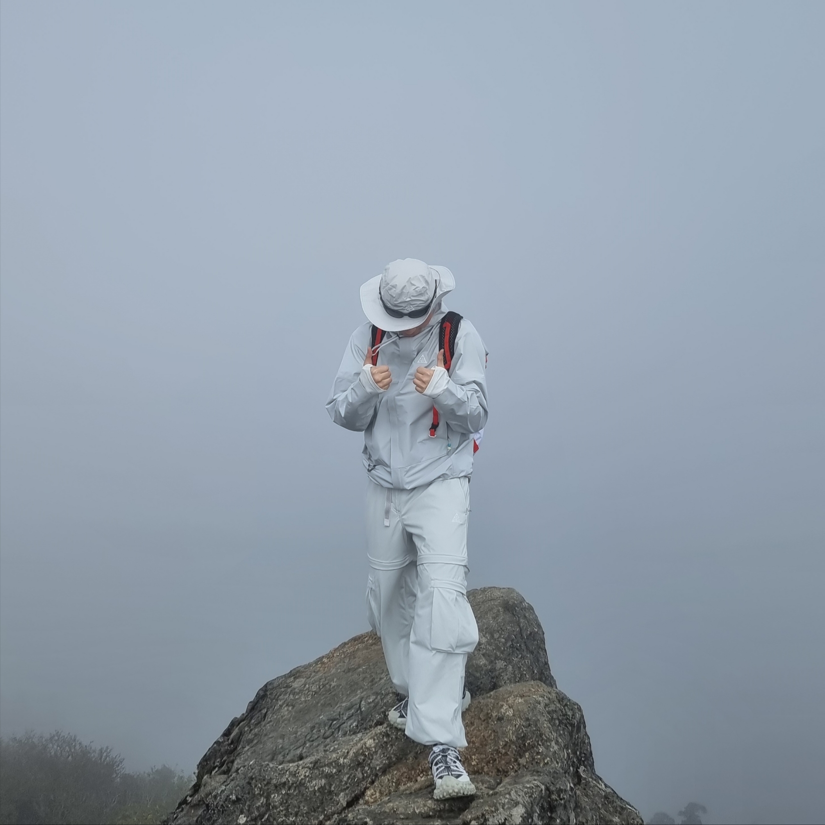 (W) Nike ACG Smith Summit Zip-Off Pants Photon Dust - US/EU, Nike ACG Mountain Fly Low SE White and Black 착용 스타일 - 2