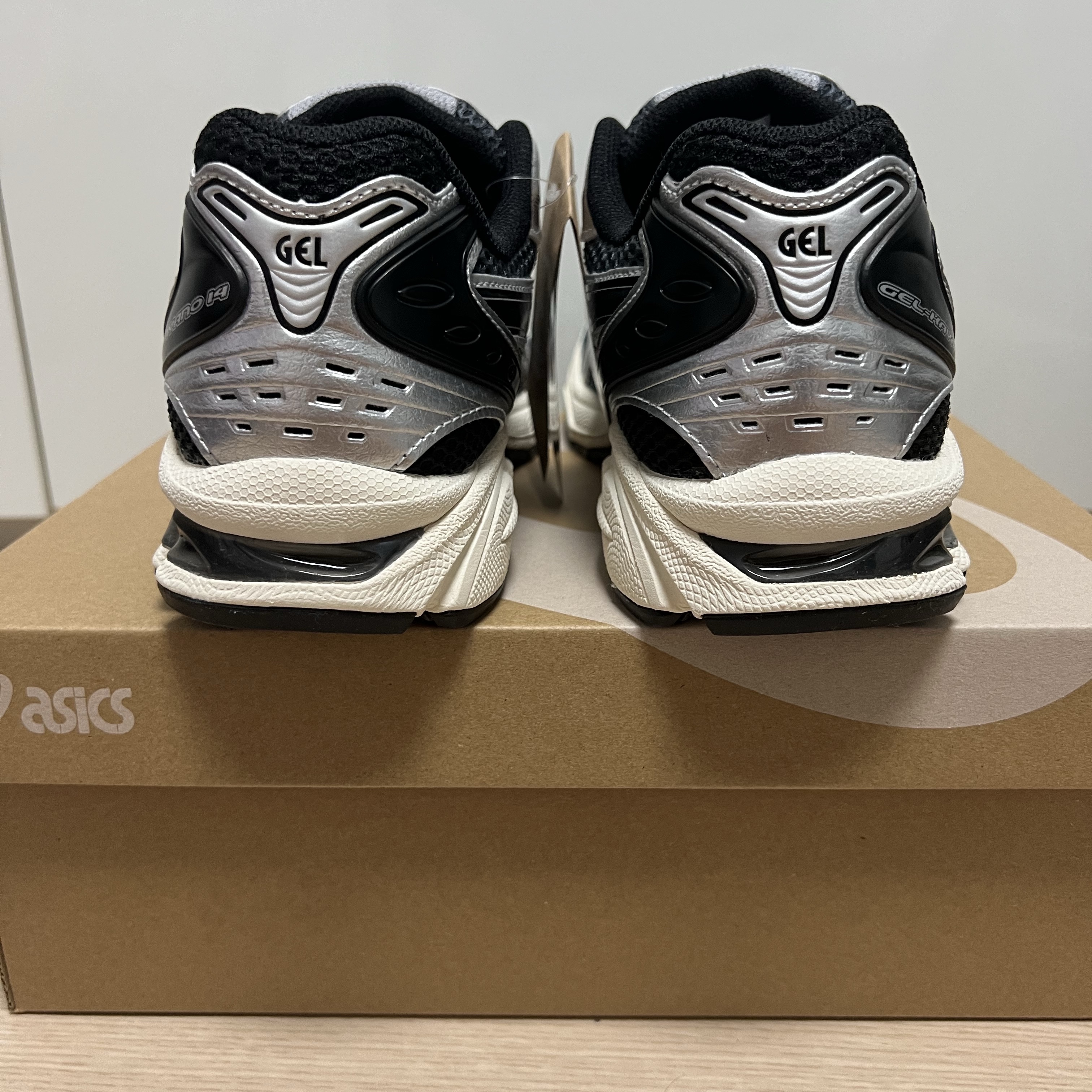Asics Unlimited Gel-Kayano 14 Carrier Grey Black 착용 스타일 - 3