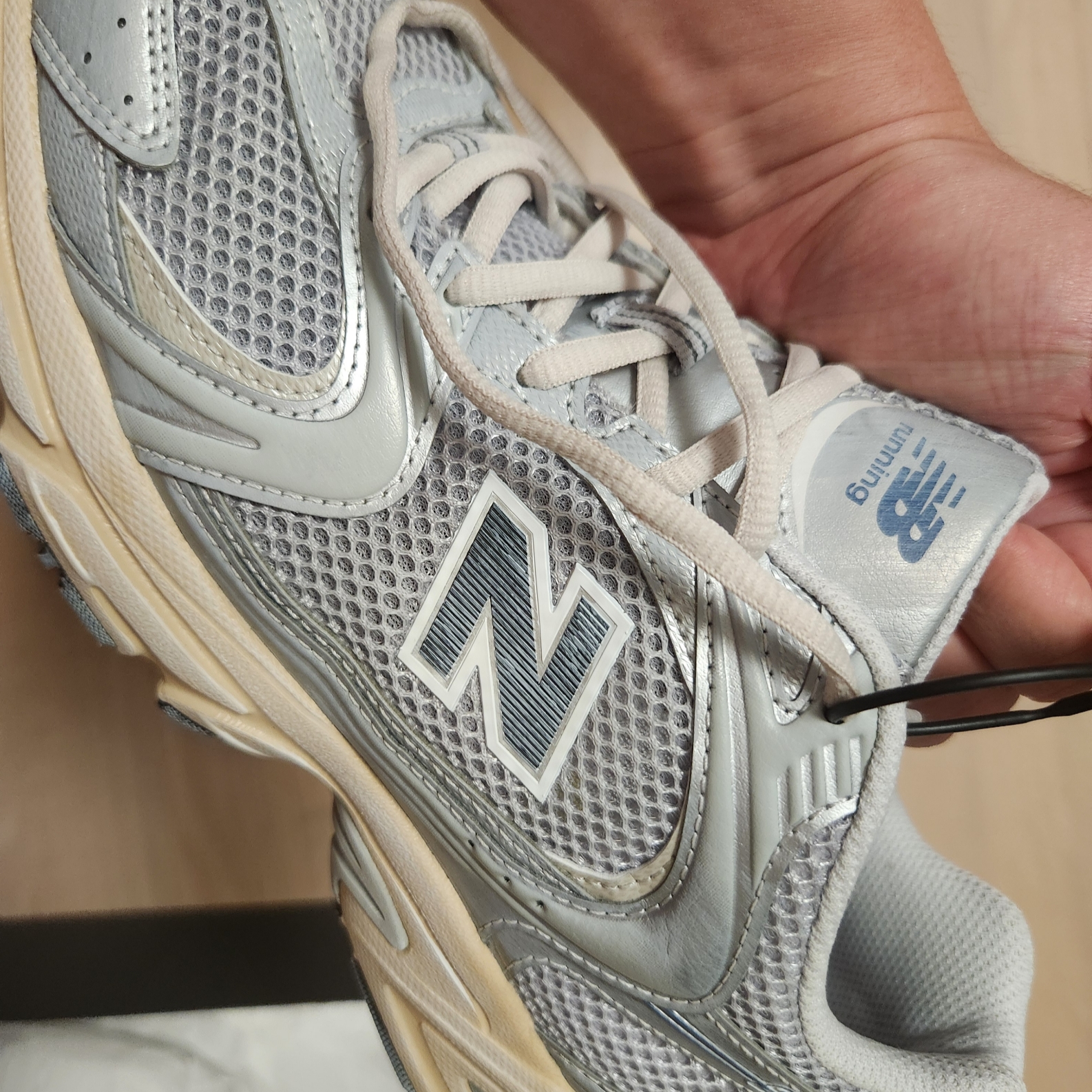 New Balance 530 Vintage Metallic Silver 착용 스타일 - 2