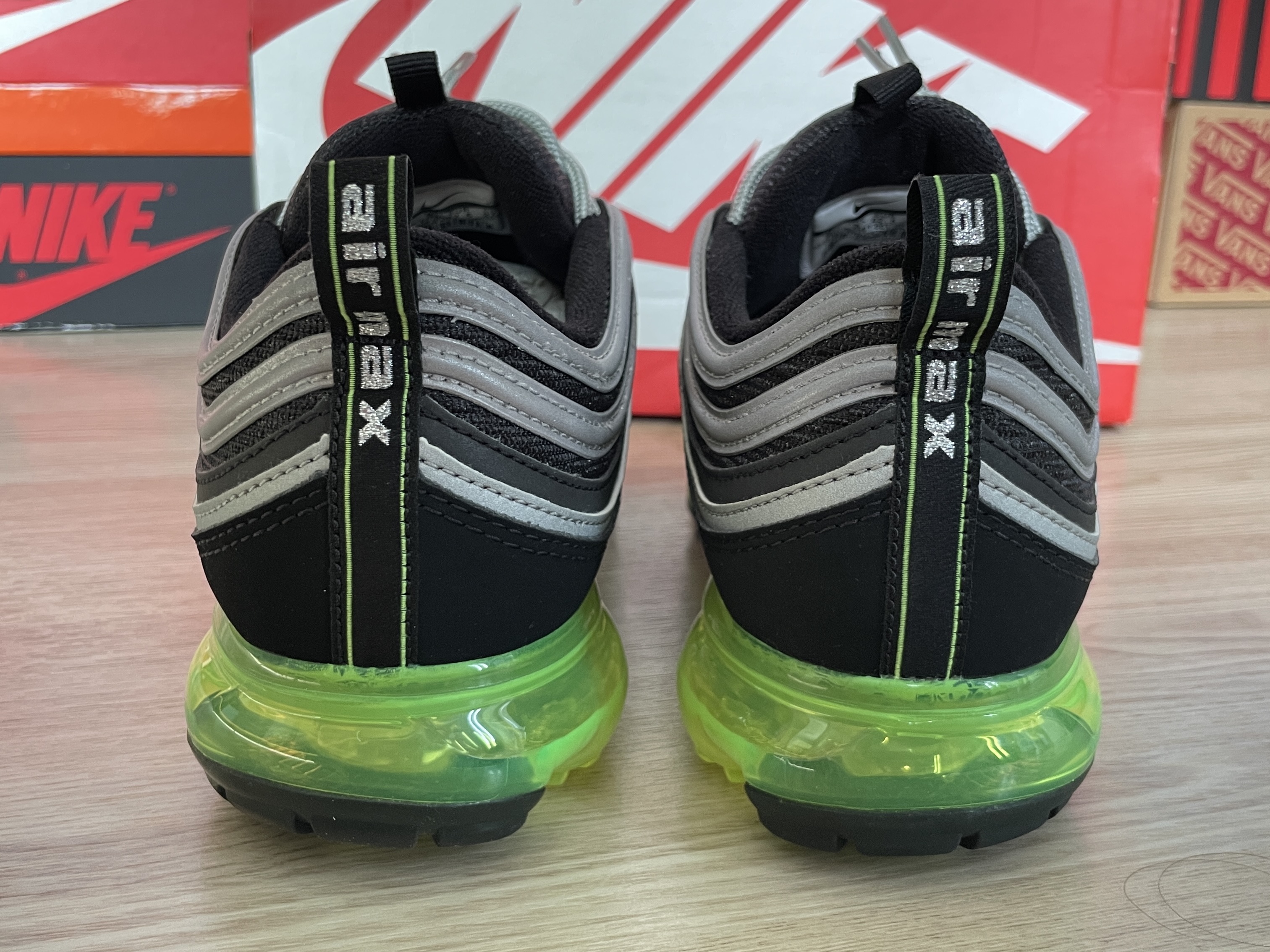 Nike Air VaporMax 97 Black Volt 착용 스타일 - 3