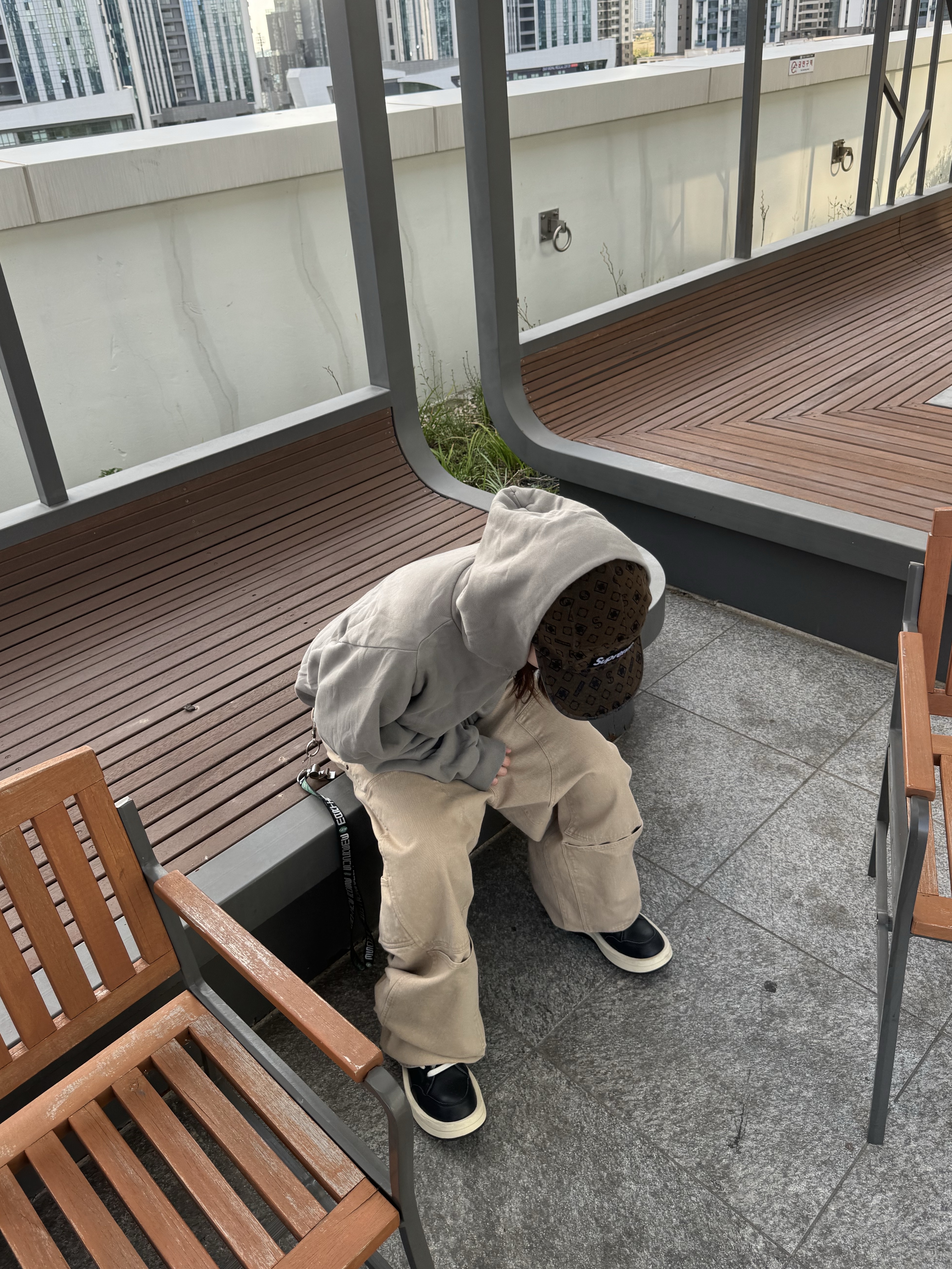 Supreme Flocked Denim Camp Cap Black - 24FW, Yeezy YZY Zip-Up Hoodie Grey 착용 스타일 - 3
