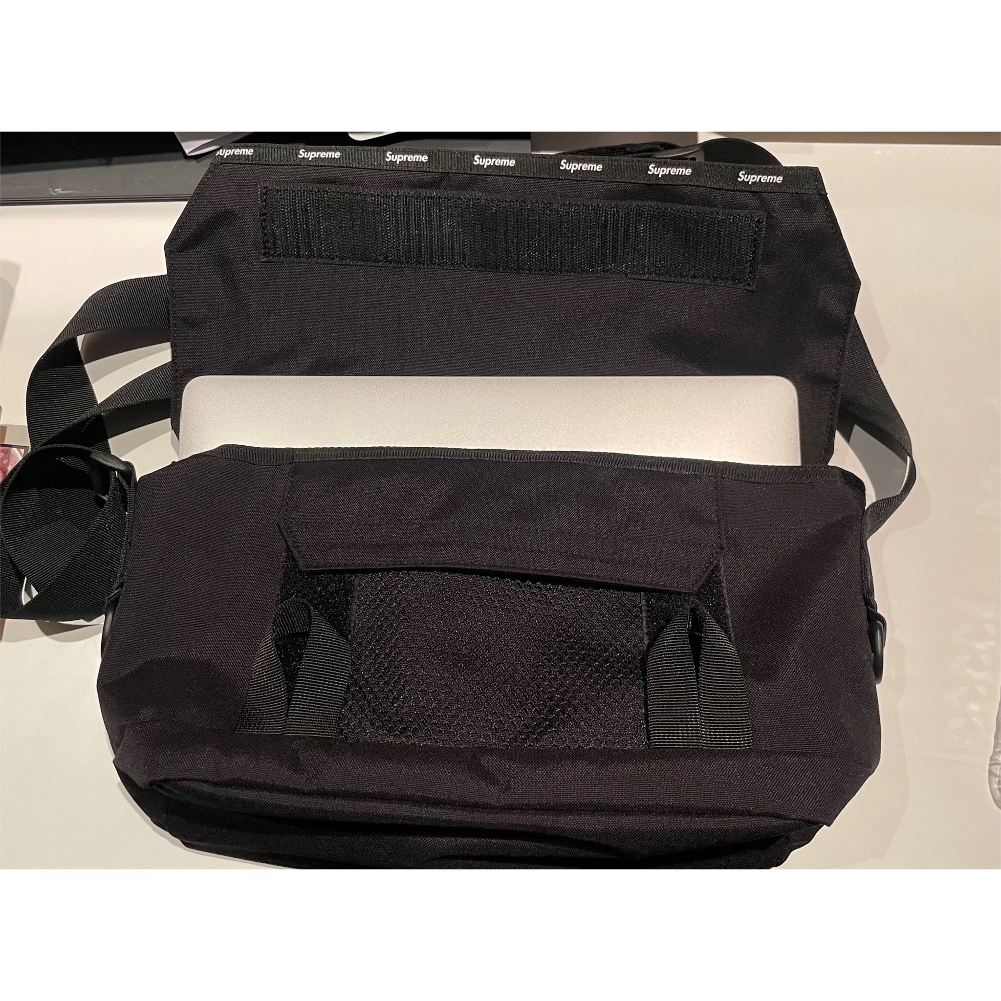 Supreme Messenger Bag Black - 24FW 착용 스타일 - 4