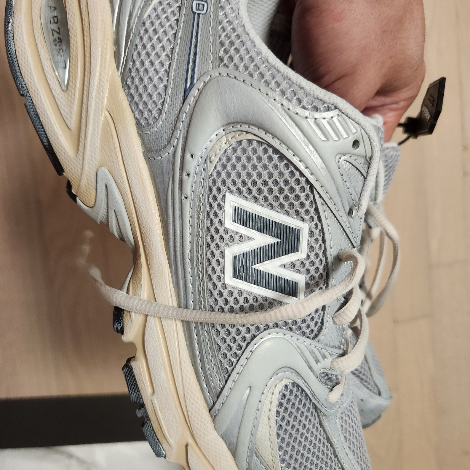 New Balance 530 Vintage Metallic Silver 착용 스타일 - 3
