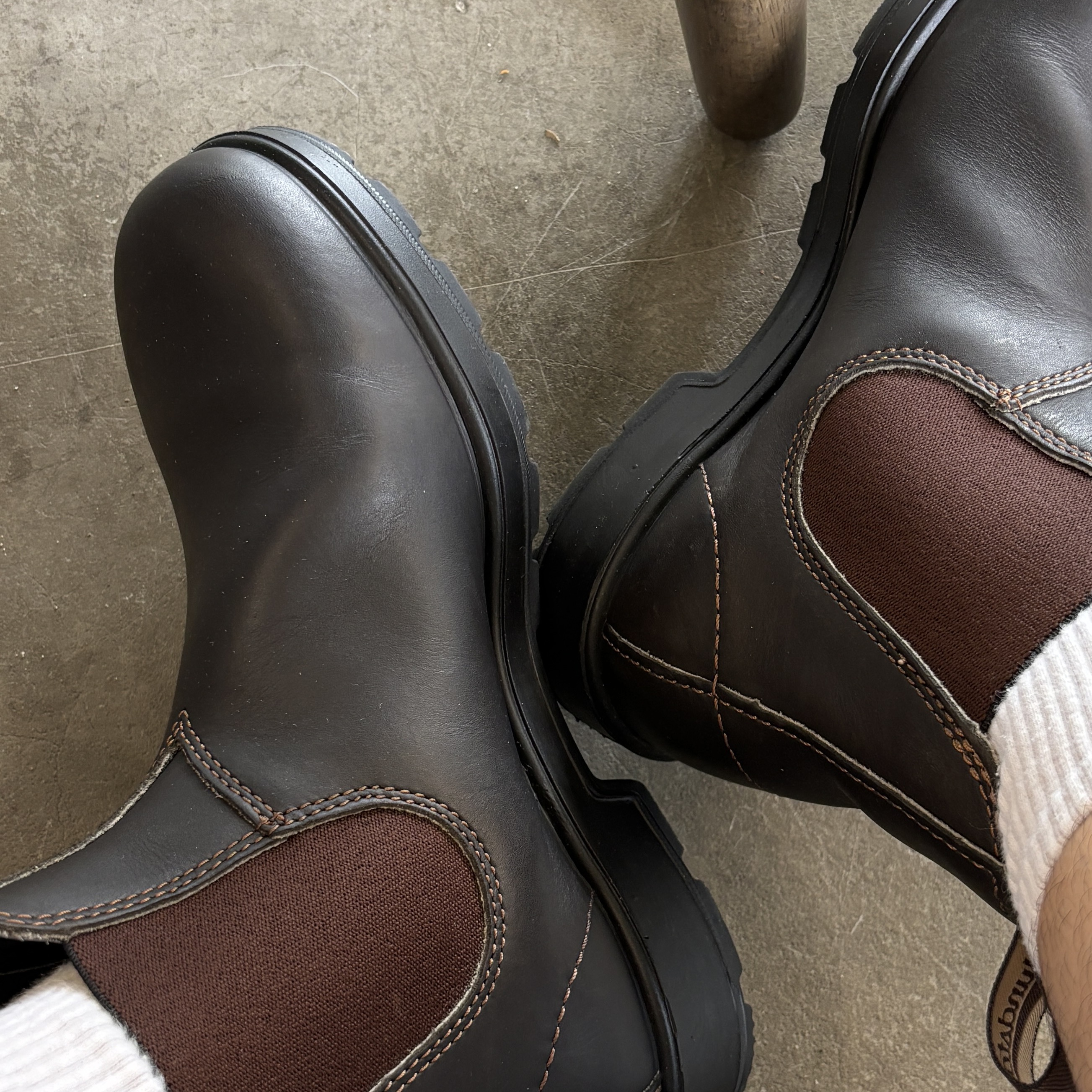BLUNDSTONE Originals 500 Chelsea Boots Stout Brown 착용 스타일 - 3