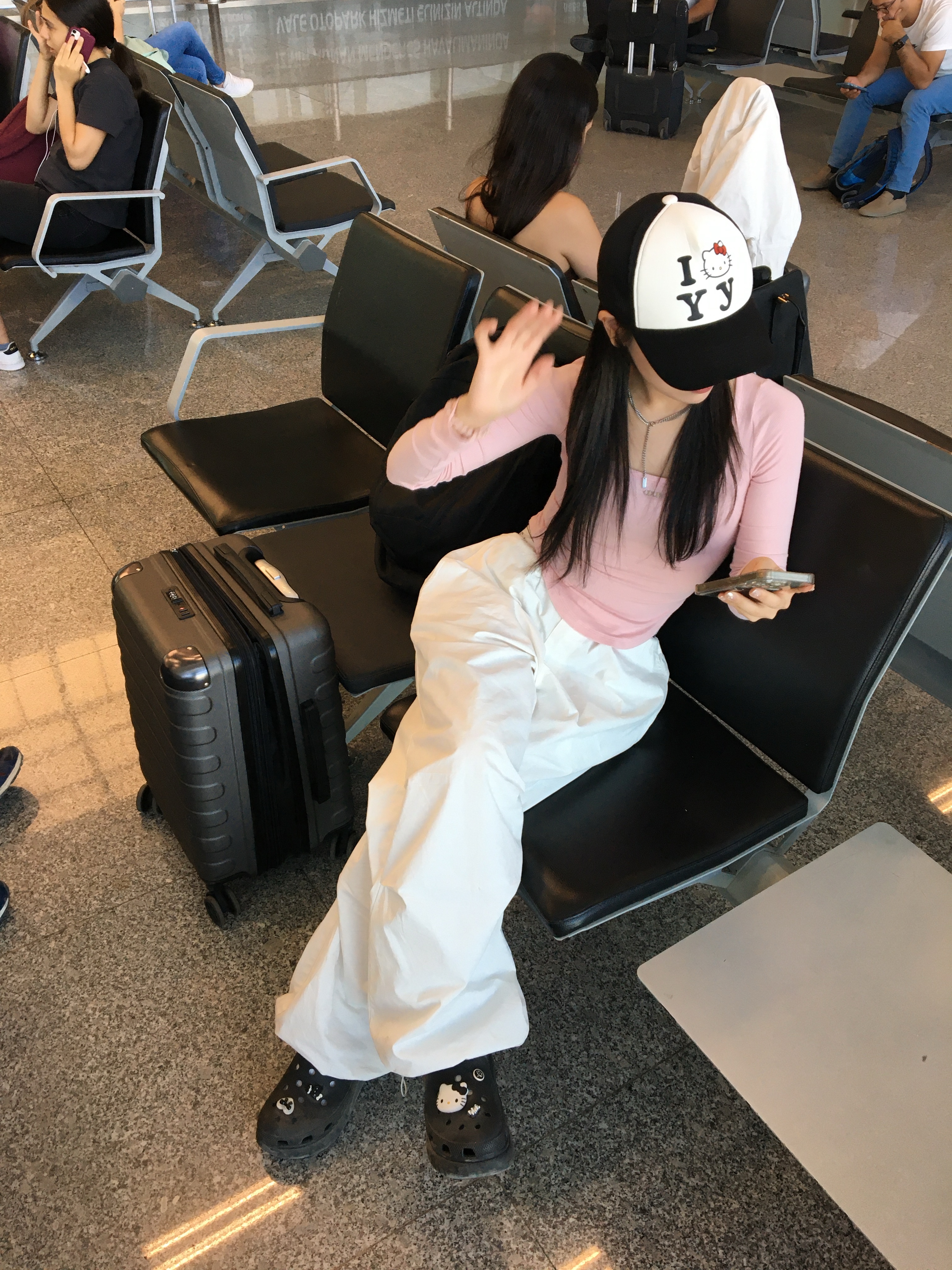 (W) Crocs Classic Platform Clog Black, Open Yy x Hello Kitty Trucker Cap Black 착용 스타일