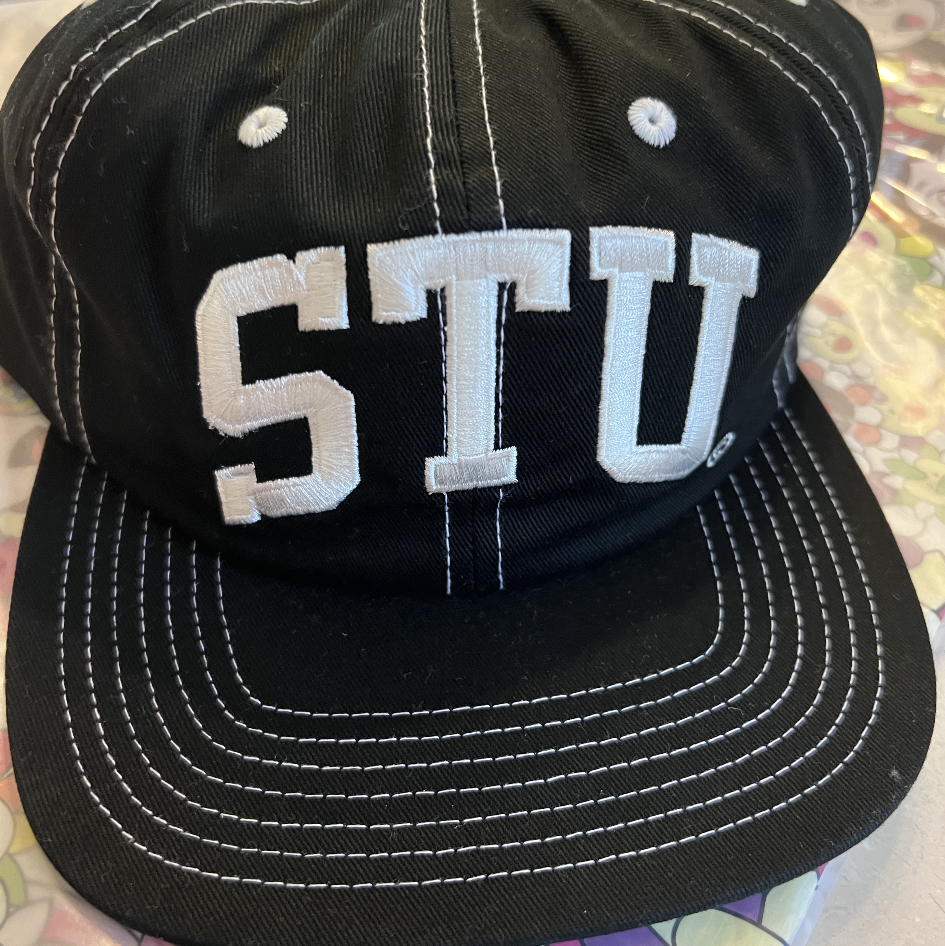 Stussy Mid-Depth Stu Arch Strapback Cap True Black 착용 스타일