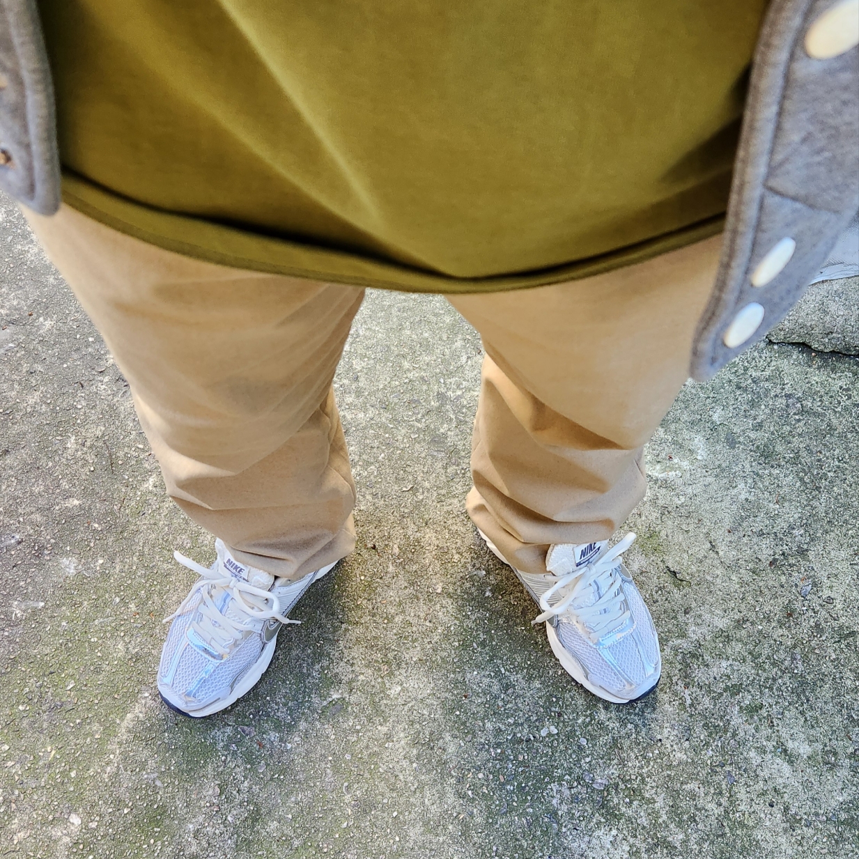 (W) Nike Zoom Vomero 5 Photon Dust and Metallic Silver 착용 스타일