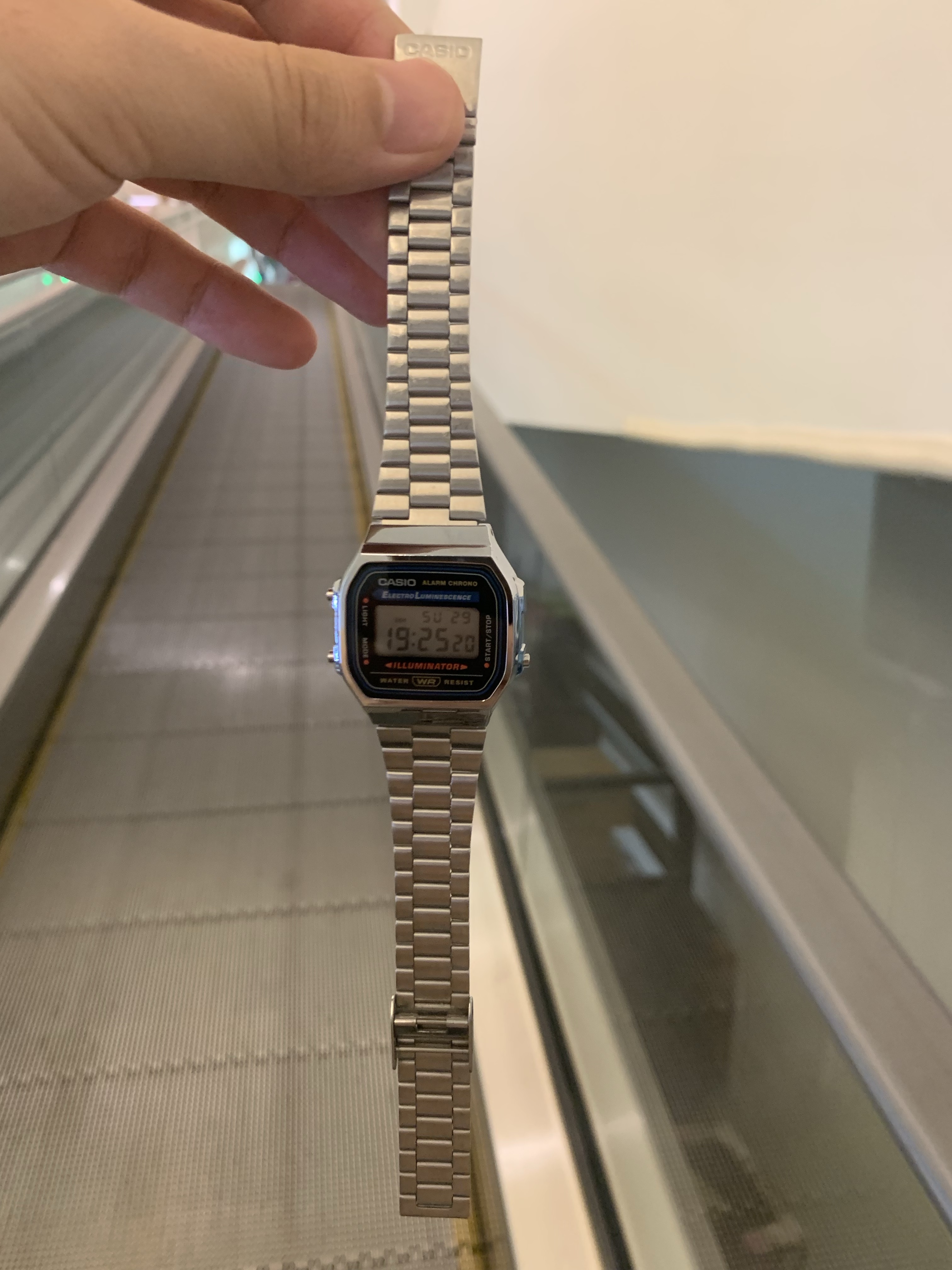 Casio A168WA-1W 착용 스타일