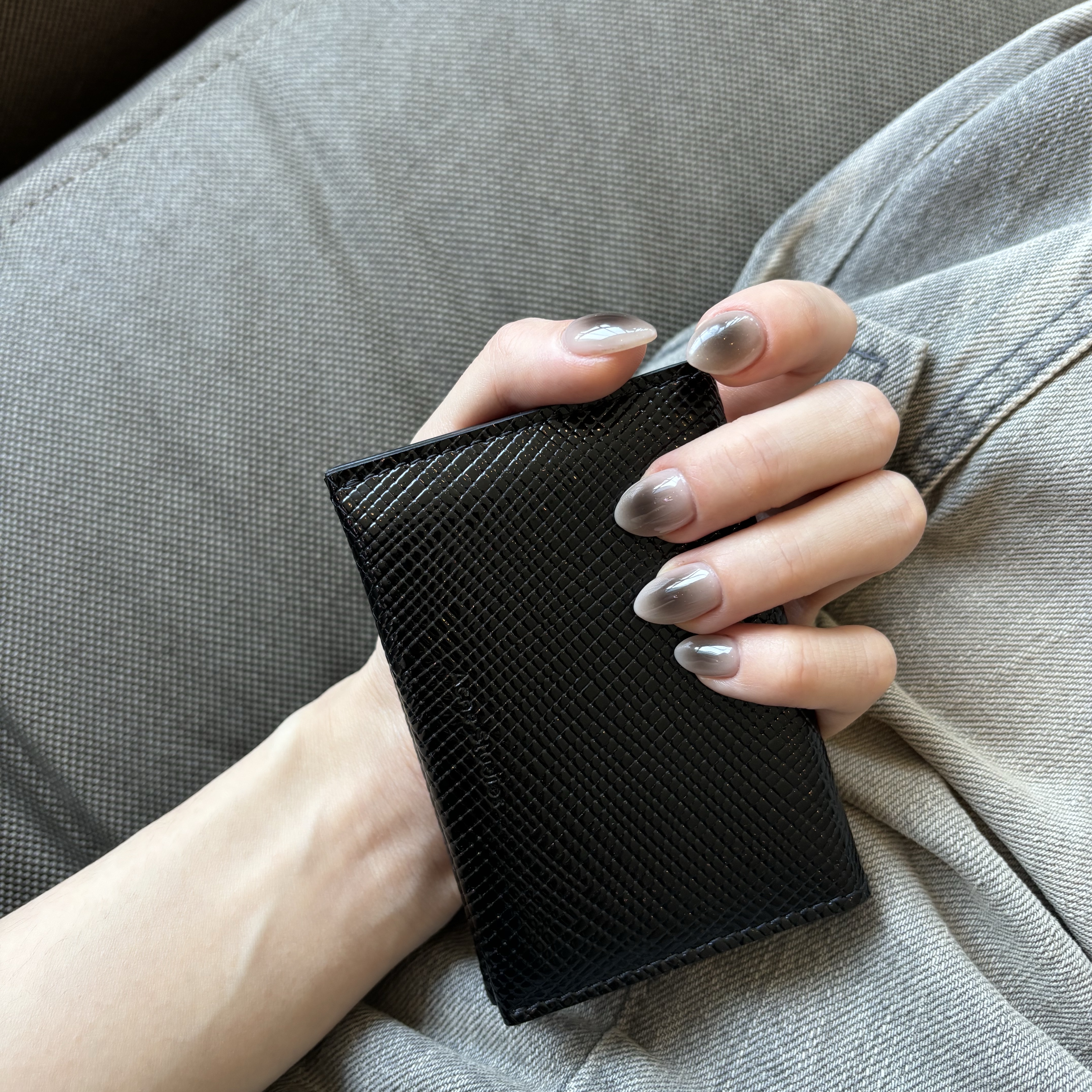 Acne Studios Folded Card Holder Black 착용 스타일