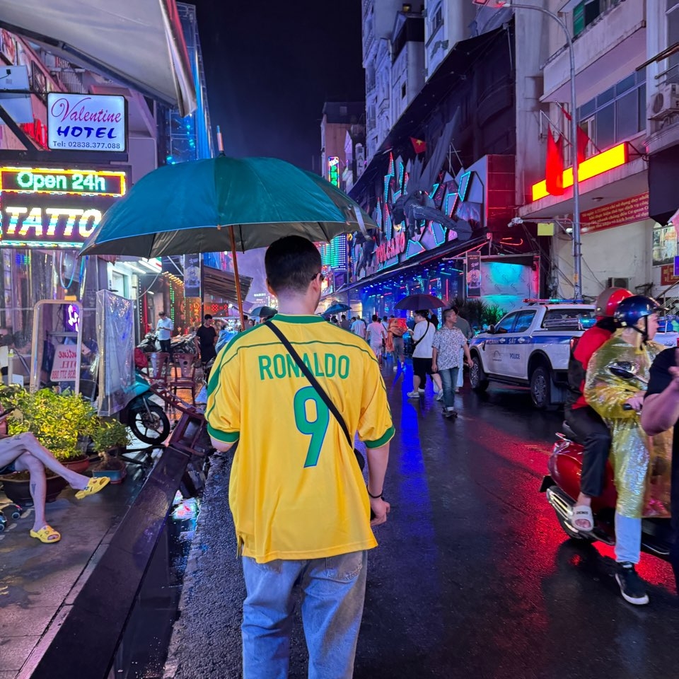 Nike Brazil 1998 Reissue Soccer Replica Jersey Varsity Maize Ronaldo (Marking Ver.), Arc'teryx Mantis 2 Waistpack 24K Black 착용 스타일 - 1