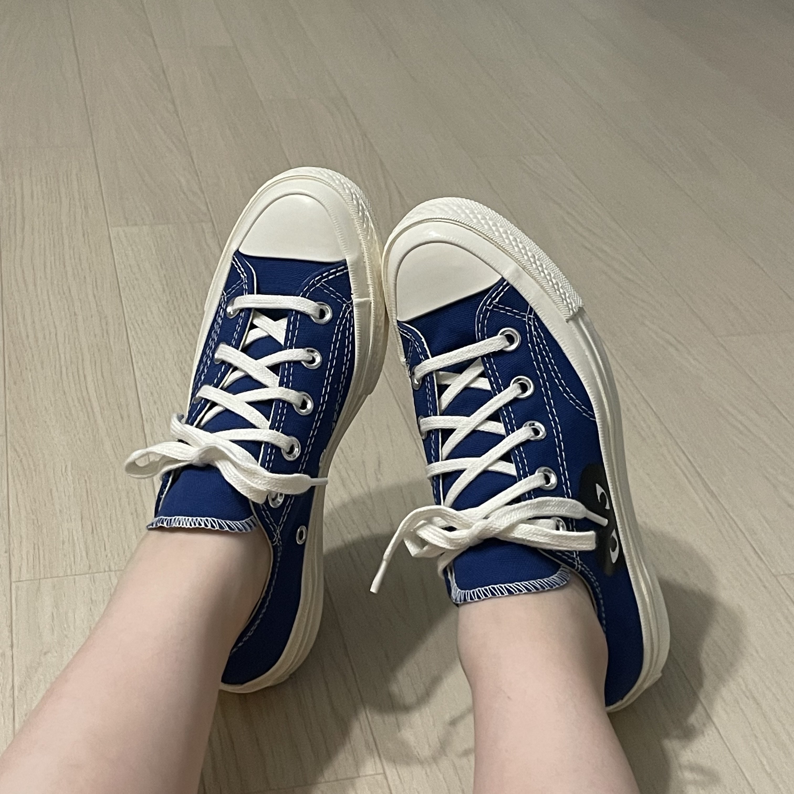 Converse x Play Comme des Garcons Chuck 70 Ox Blue Quartz 착용 스타일 - 2