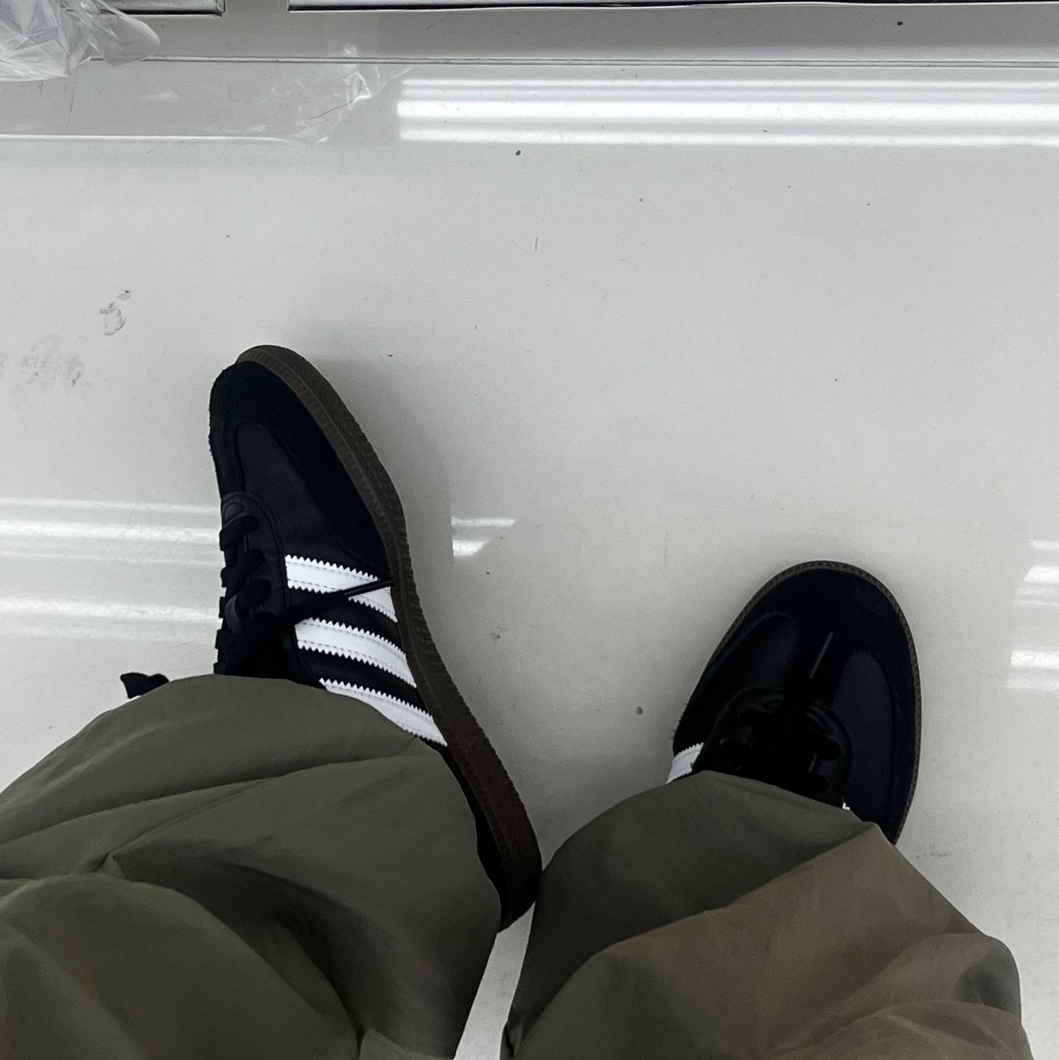 Adidas Samba OG Black White Gum 착용 스타일