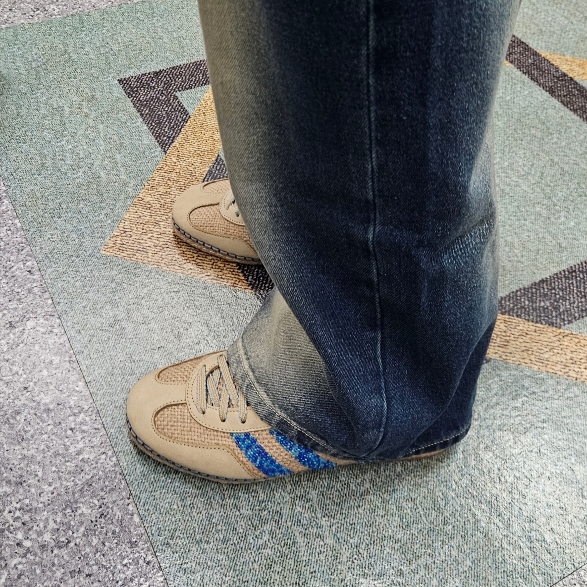 Adidas x Clot Gazelle Linen Khaki Light Blue, Satur Brooklyn Newtro Wide Pants Washed Denim Blue 착용 스타일