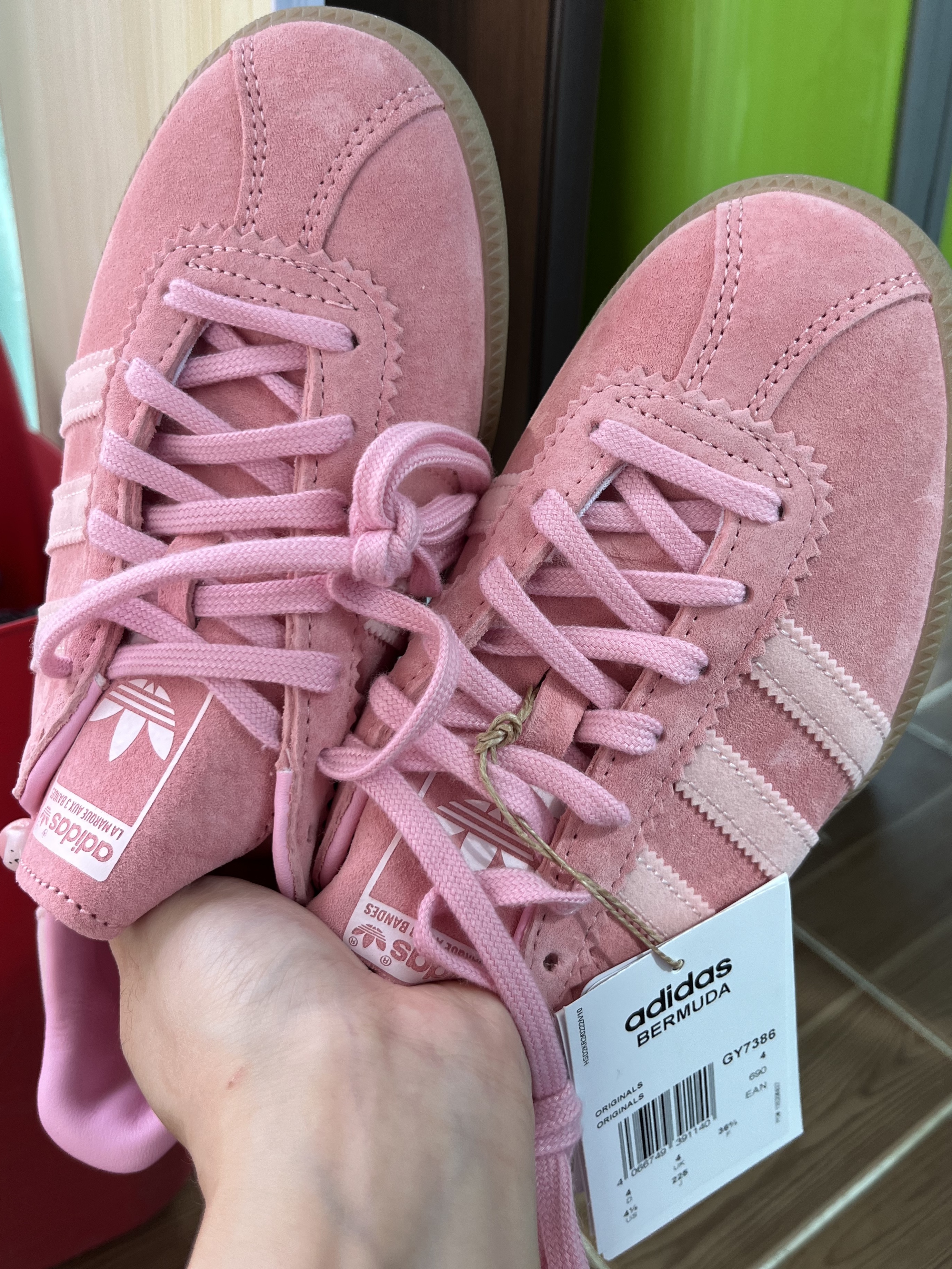Adidas Bermuda Glow Pink 착용 스타일
