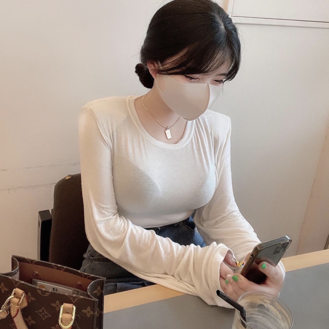 Louis Vuitton Petit Sac Plat Monogram 착용 스타일
