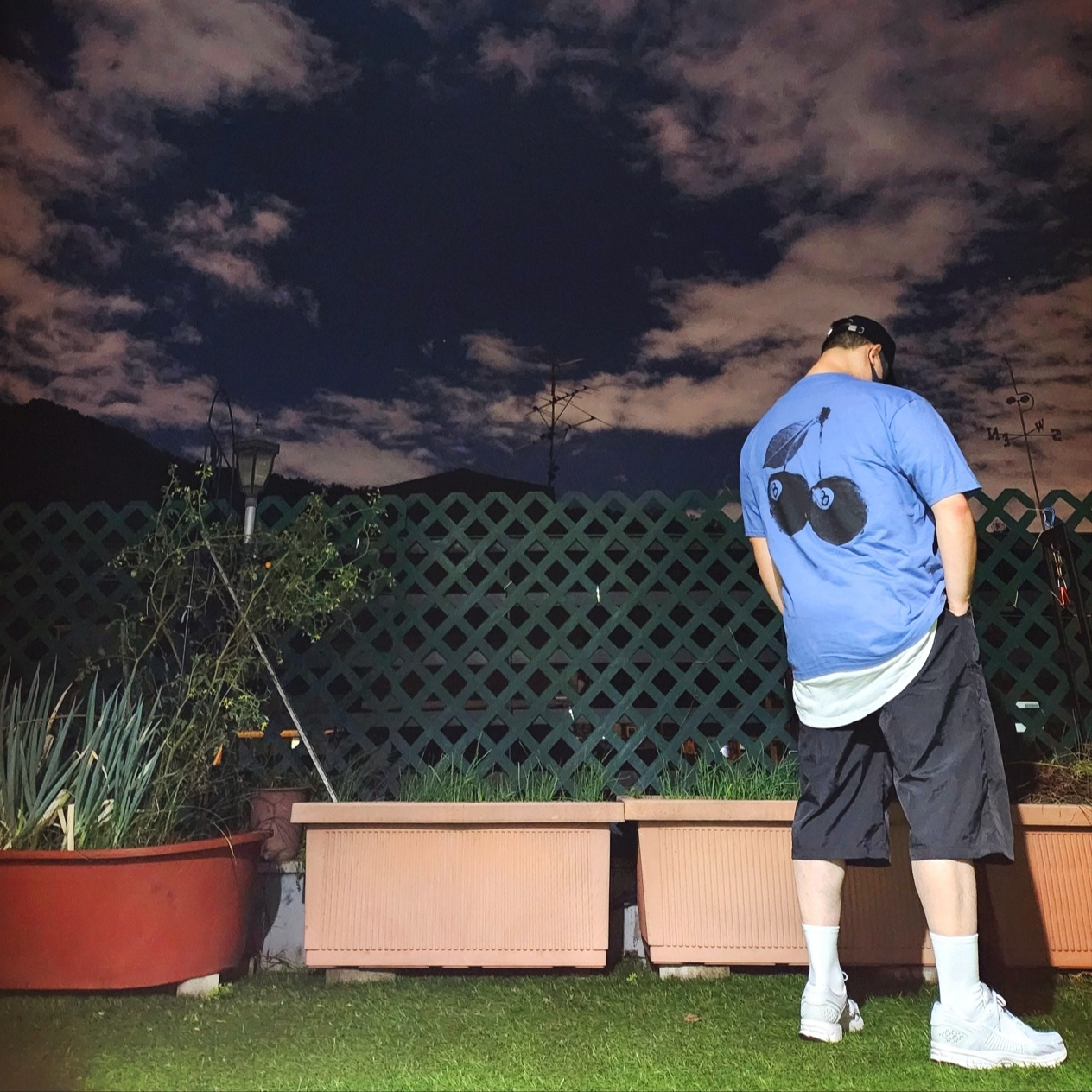 Stussy Cherries T-Shirt Storm, Nike Zoom Vomero 5 SP Vast Grey 2023 착용 스타일 - 3