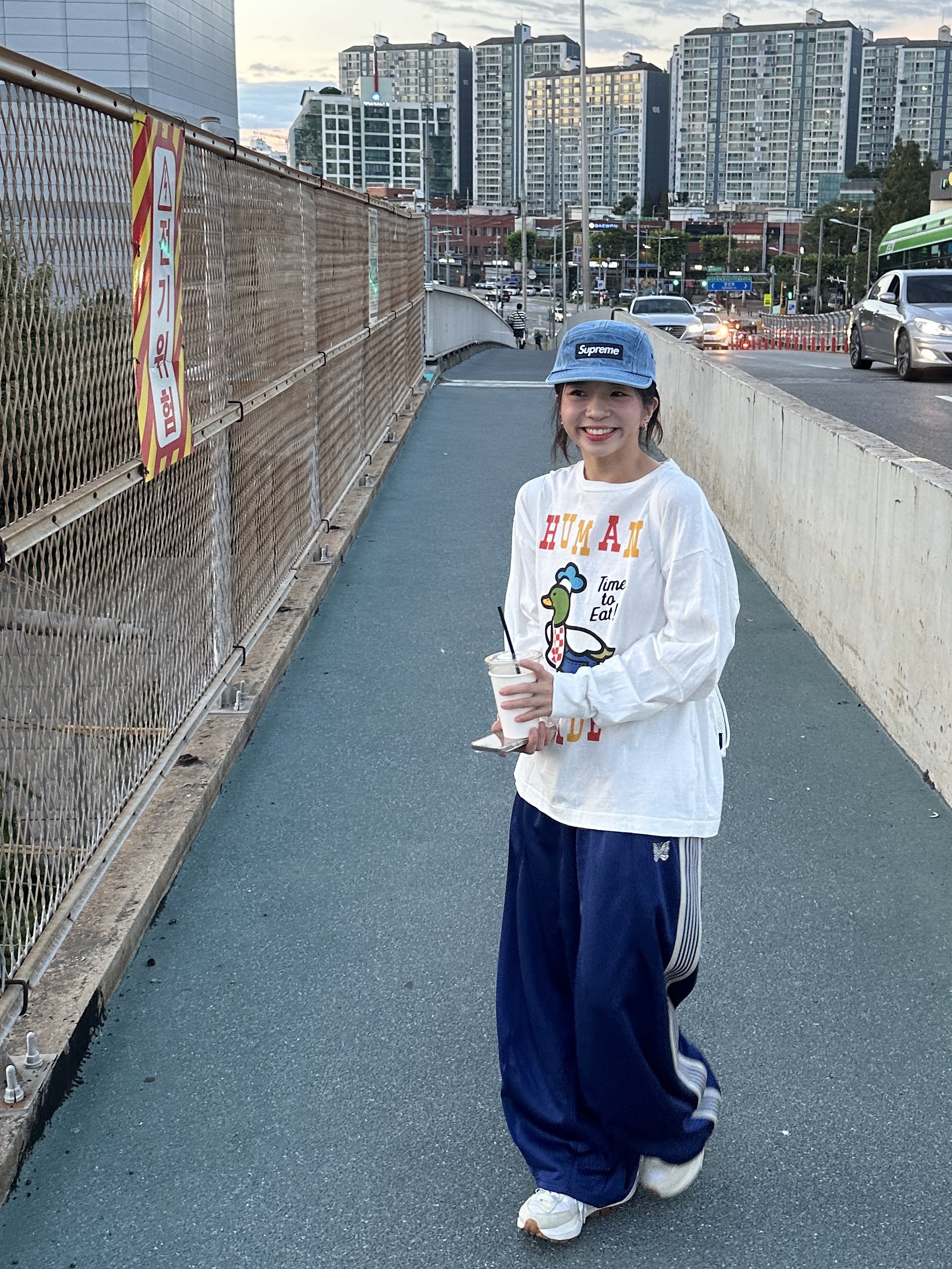 Nike x Sacai VaporWaffle White and Gum, Needles H.D. Track Pants Poly Smooth Royal 착용 스타일 - 2