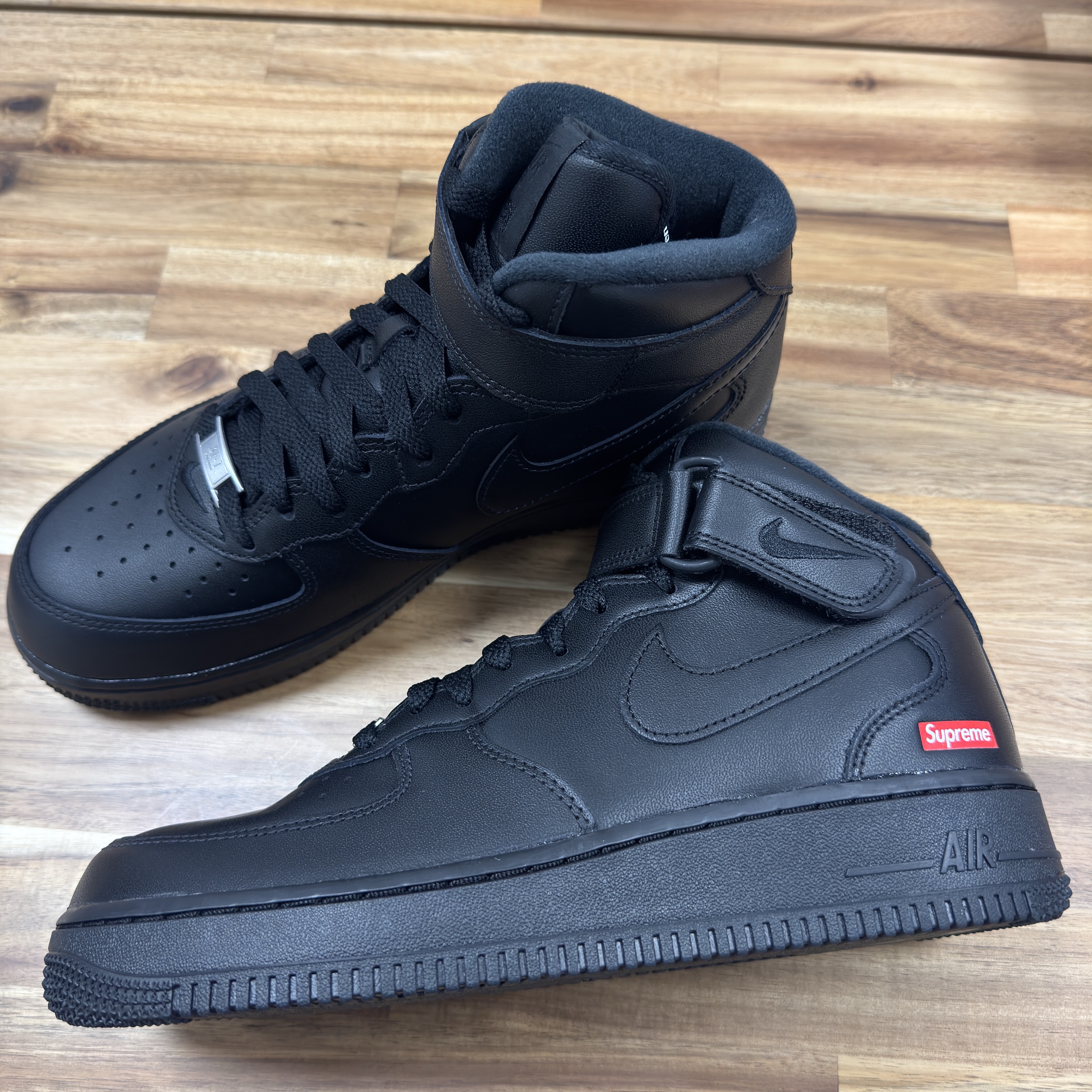 Nike x Supreme Air Force 1 Mid Black 착용 스타일 - 2