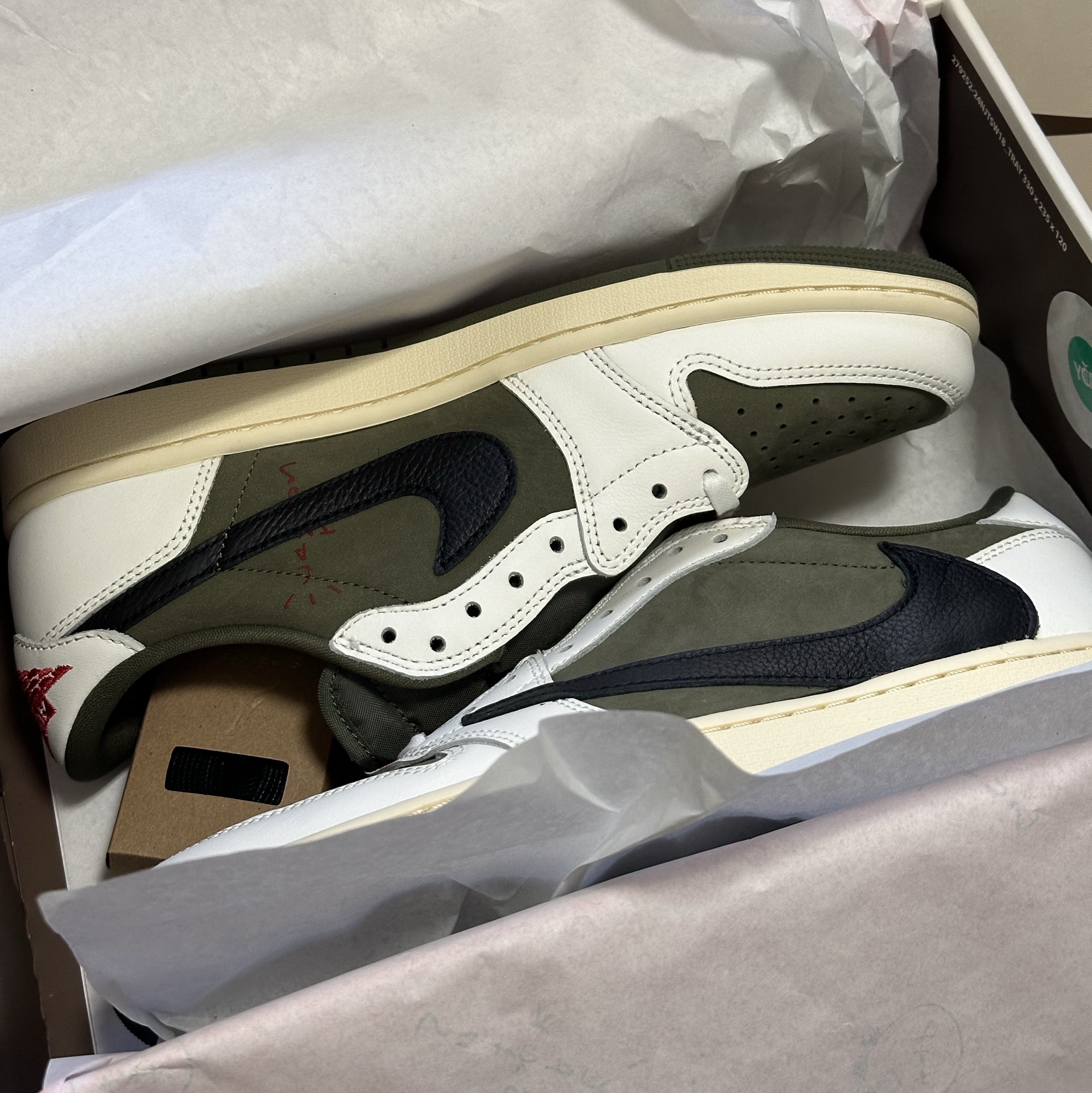 Jordan 1 x Travis Scott Retro Low OG SP Reverse Olive 착용 스타일 - 1