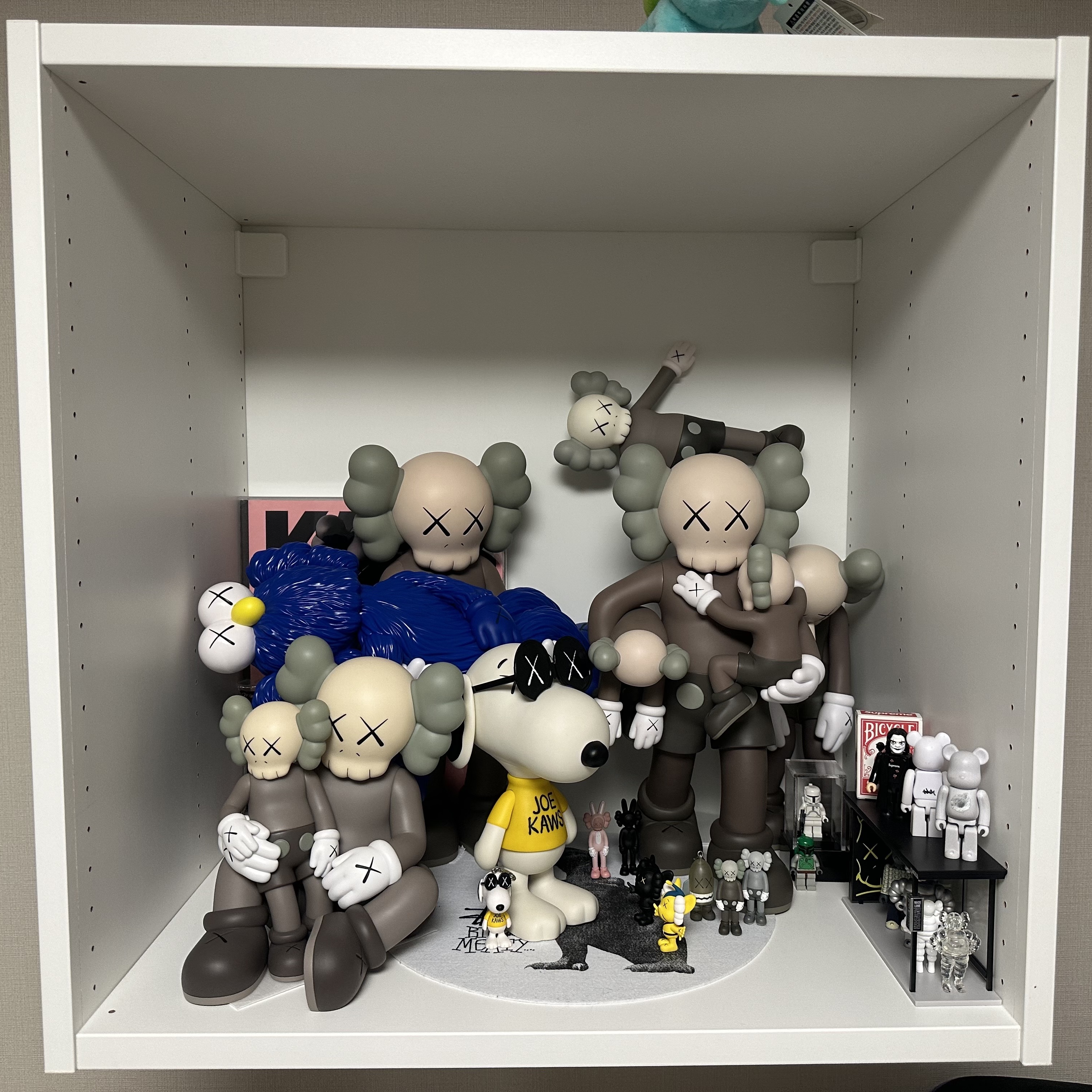 Kaws Holiday Changbai Mountain Vinyl Figure Brown, Kaws Gone Figure Brown 착용 스타일
