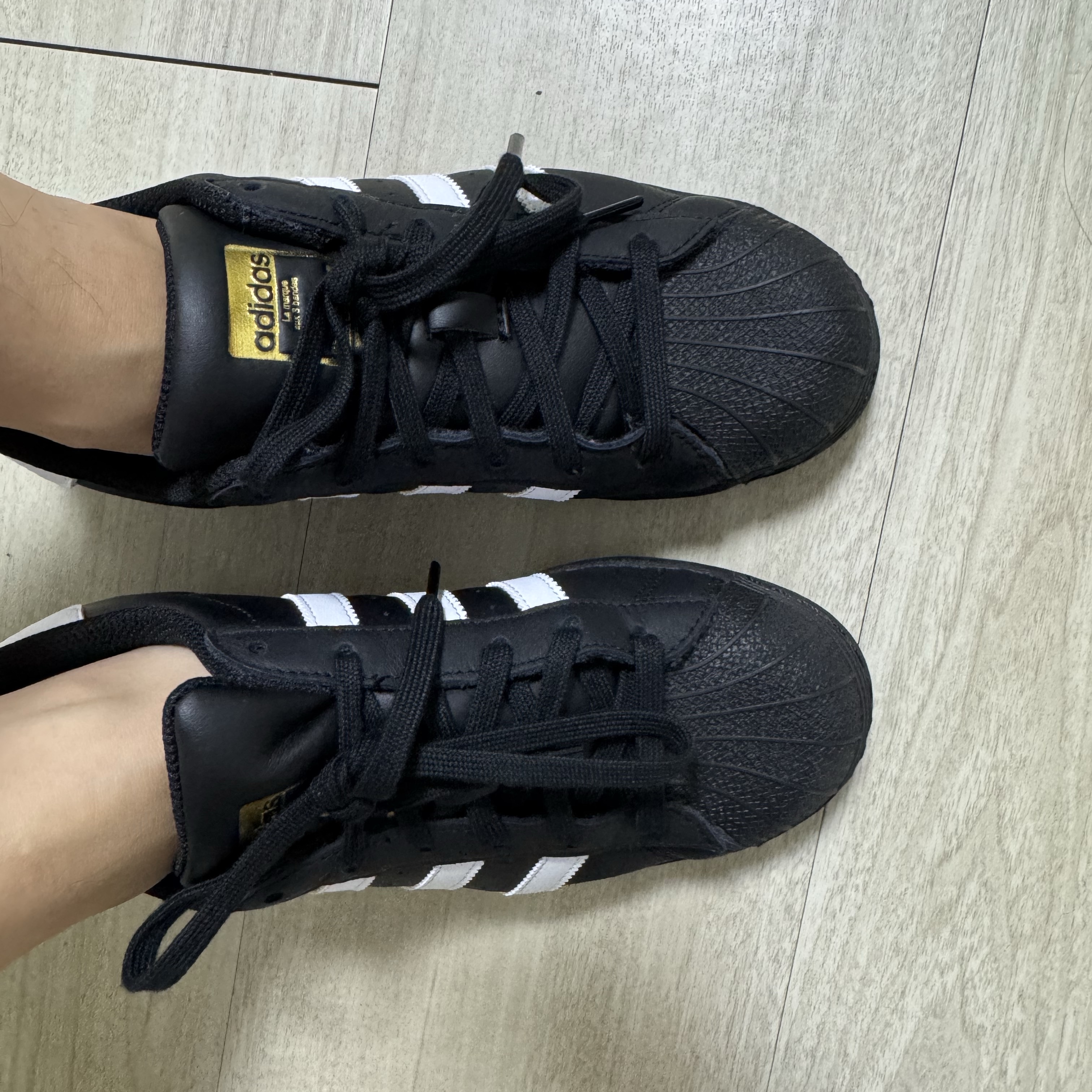 (J) Adidas Superstar Black White 착용 스타일