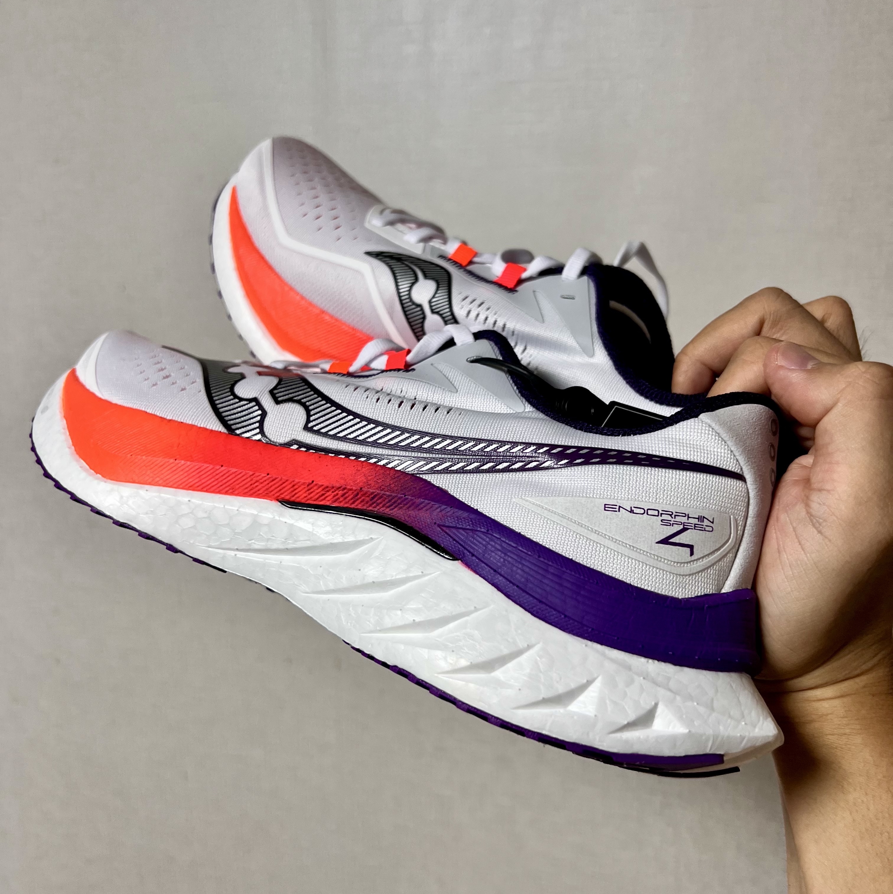 Saucony Endorphin Speed 4 White Viziorange 착용 스타일 - 1