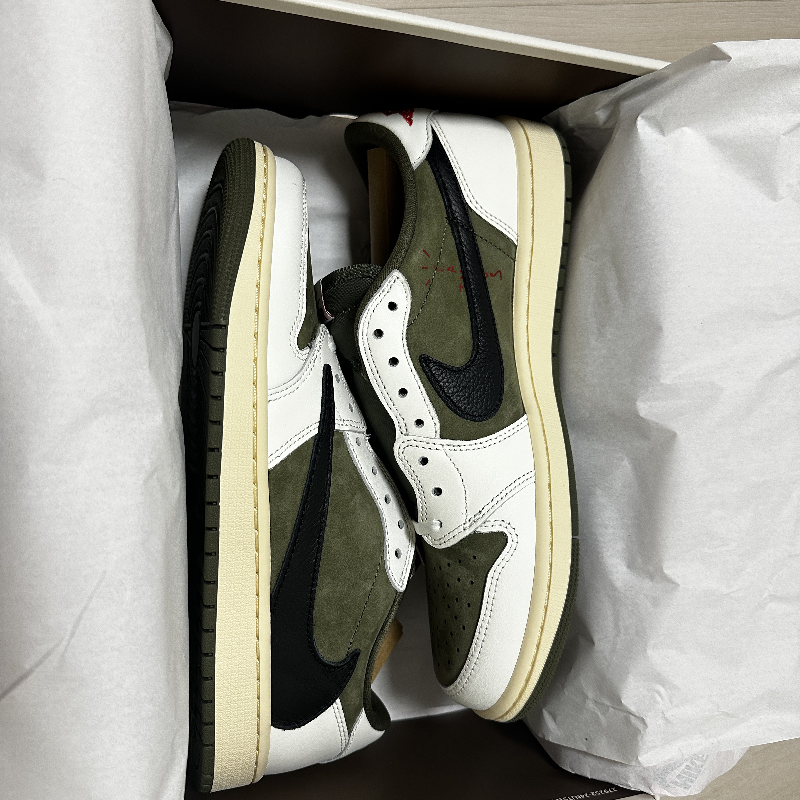 Jordan 1 x Travis Scott Retro Low OG SP Reverse Olive 착용 스타일 - 3