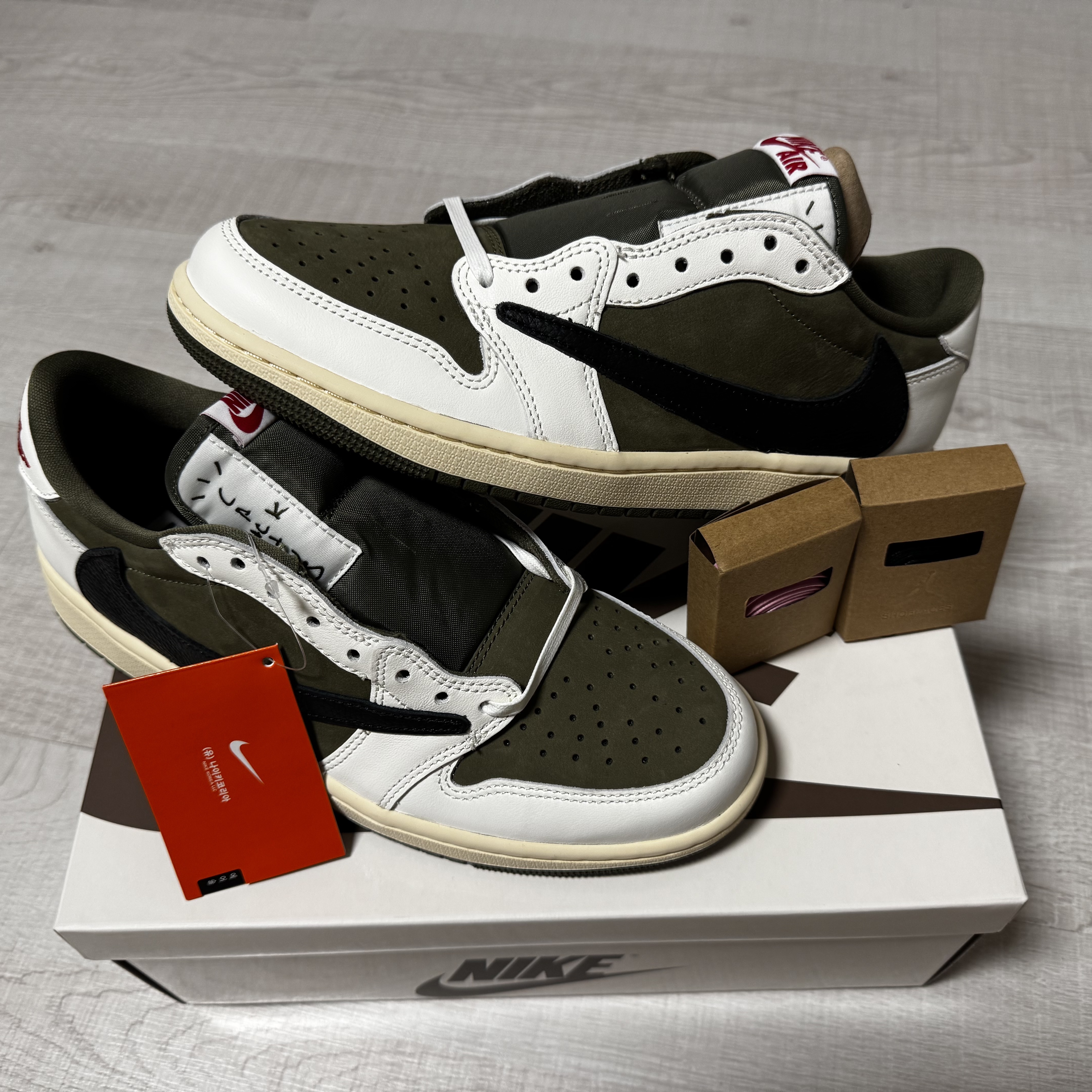Jordan 1 x Travis Scott Retro Low OG SP Reverse Olive 착용 스타일 - 1