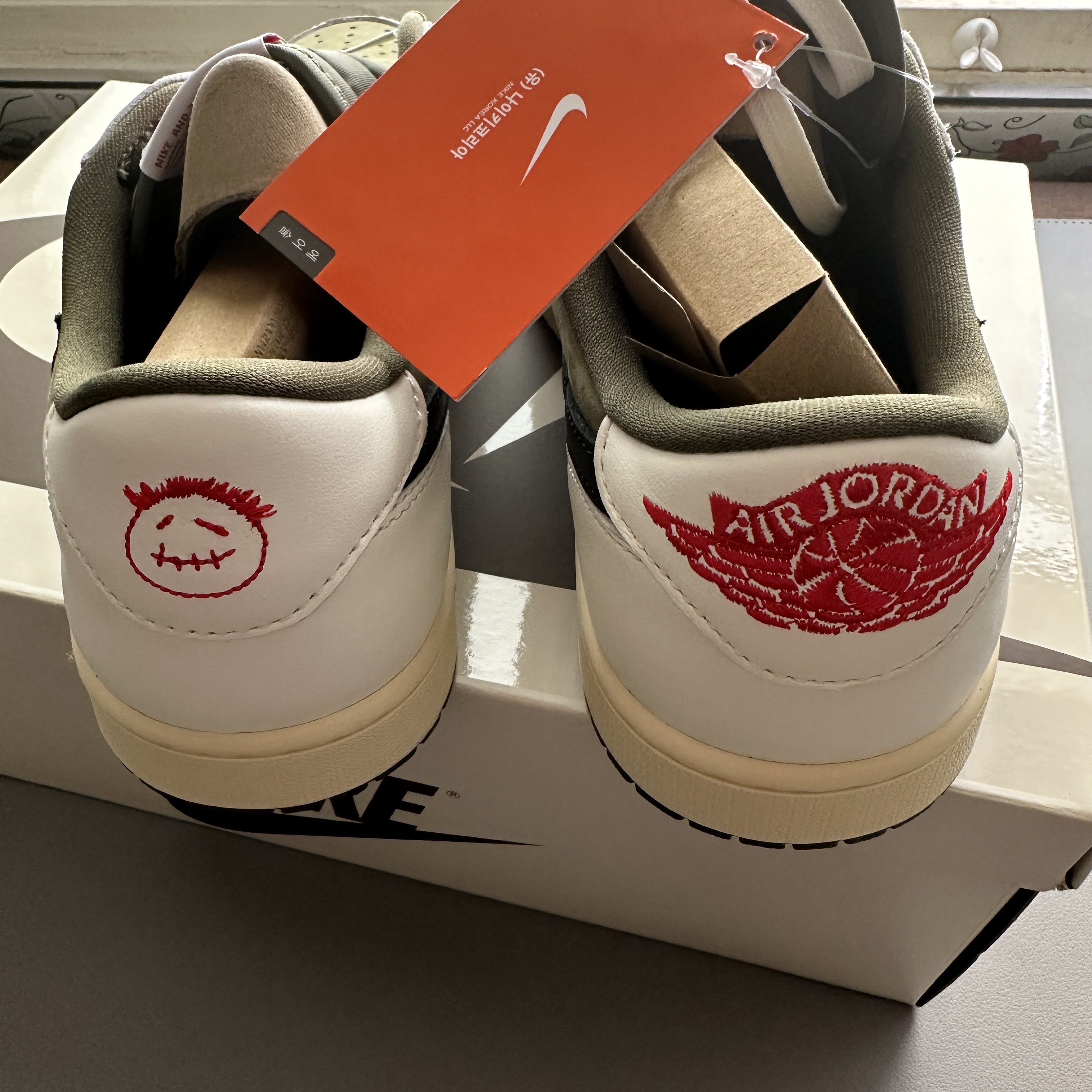 Jordan 1 x Travis Scott Retro Low OG SP Reverse Olive 착용 스타일 - 5