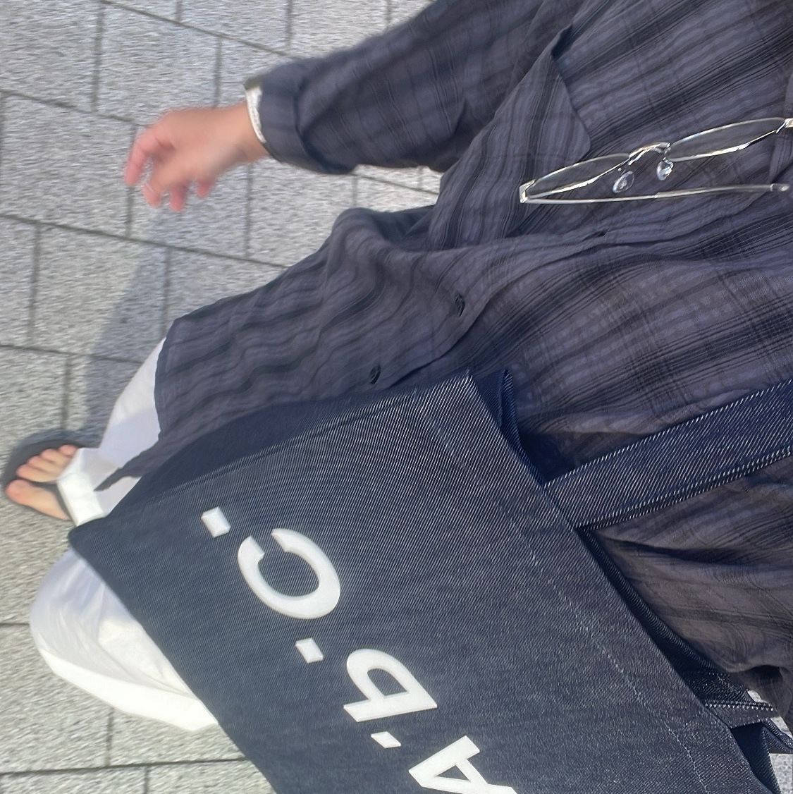 A.P.C. Laure Tote Bag Blue 착용 스타일