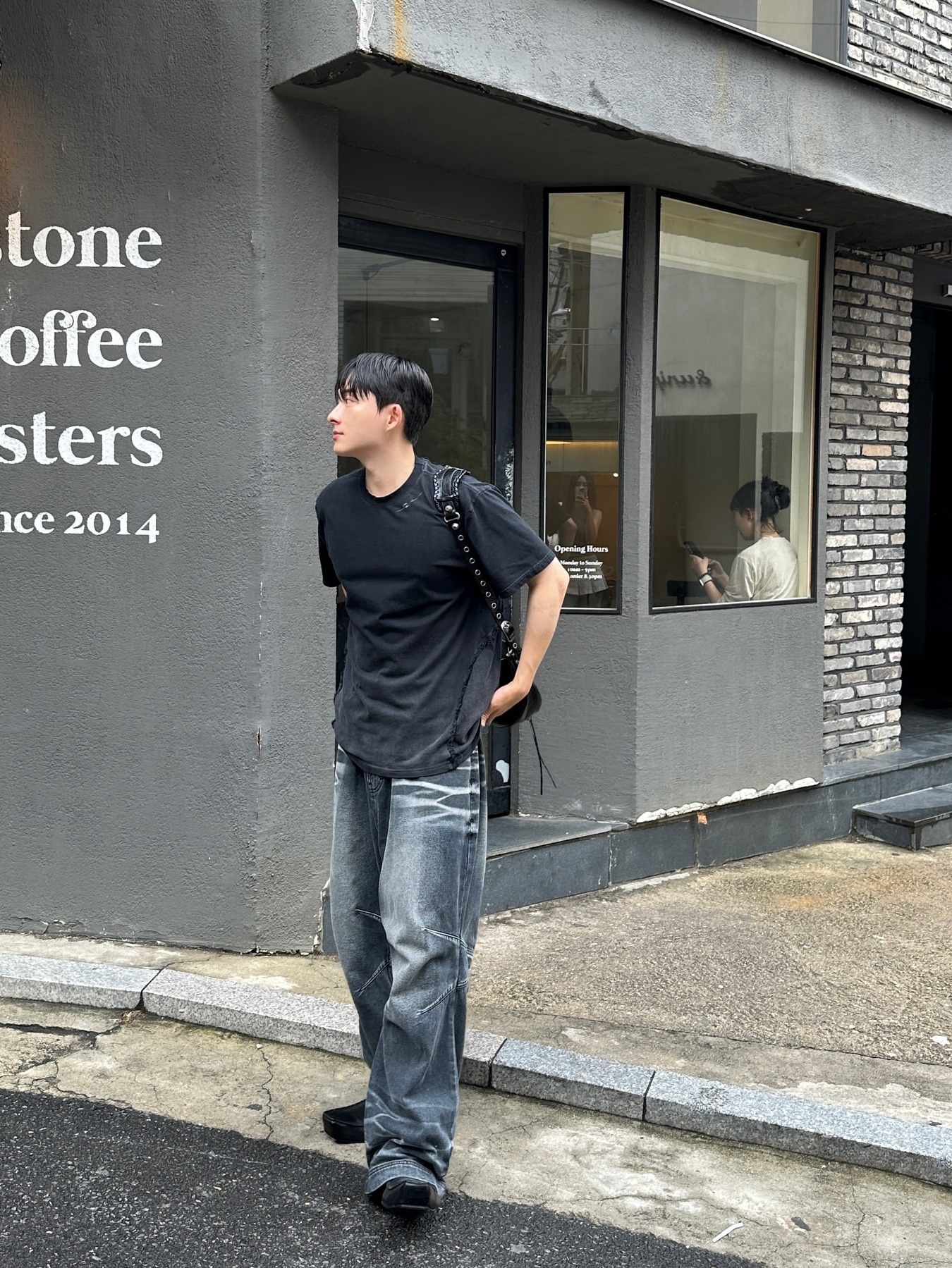 BLR Embossed Wave Washing Wide Denim Pants Black, BLR Embossed Wave Washing Wide Denim Pants Blue 착용 스타일