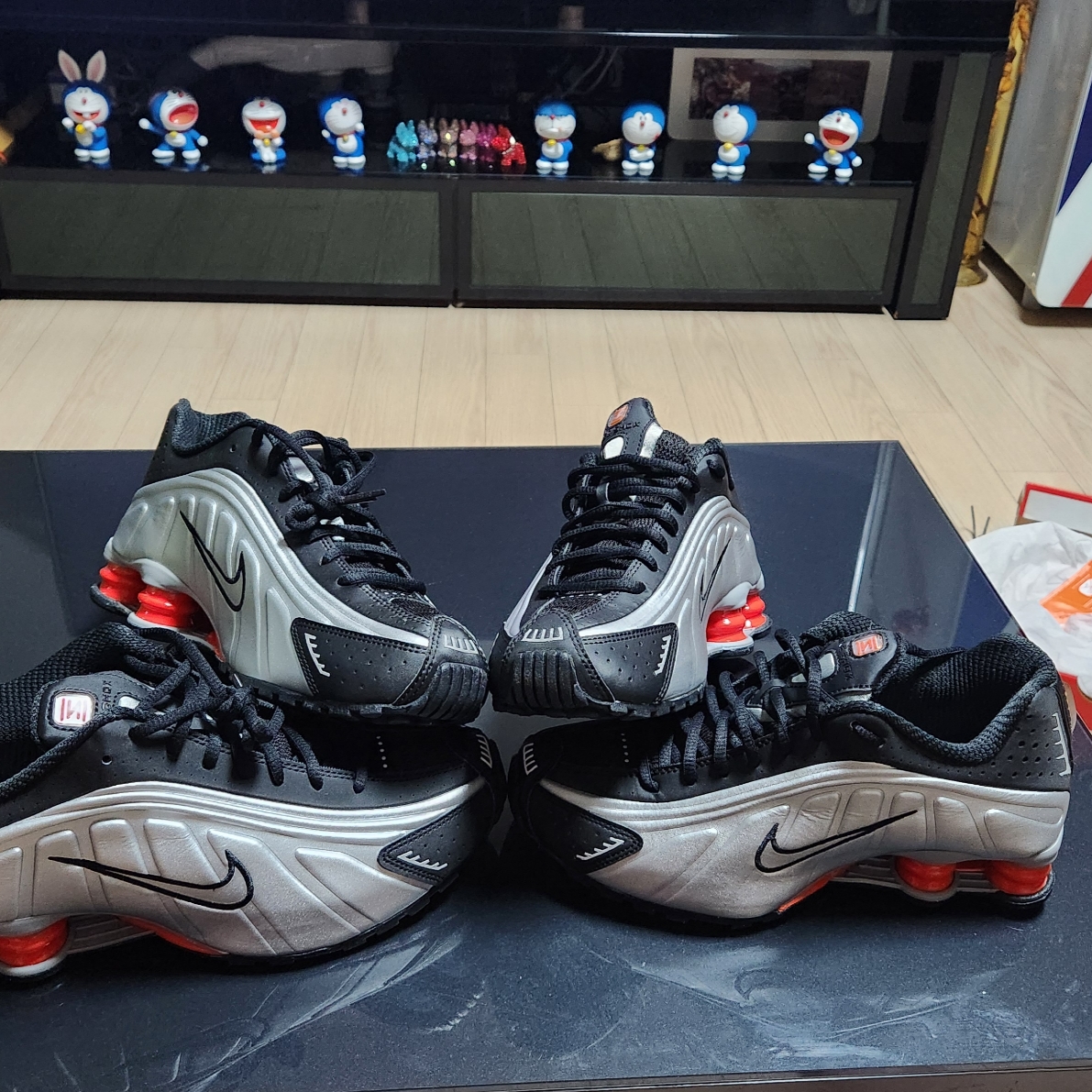 Nike Shox R4 Black and Metallic Silver 착용 스타일 - 2
