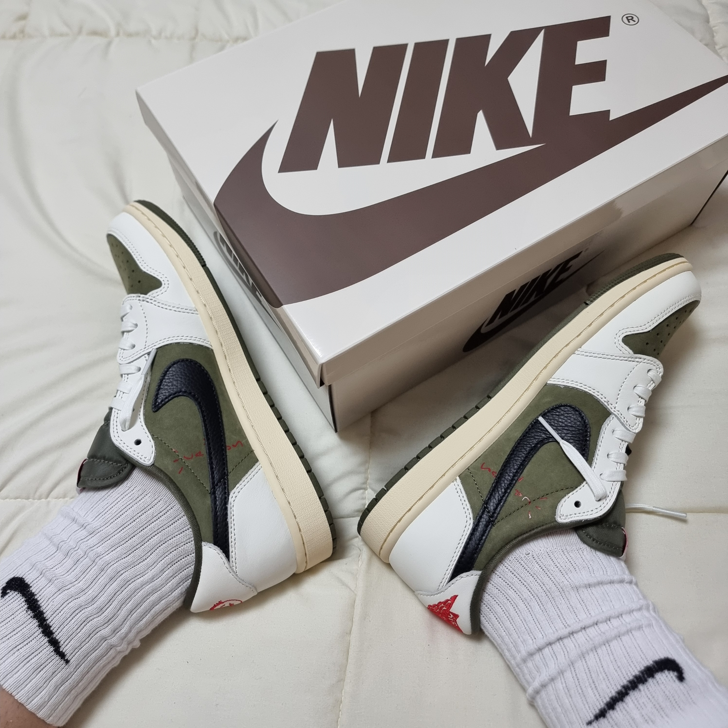 Jordan 1 x Travis Scott Retro Low OG SP Reverse Olive, (PS) Jordan 1 x Travis Scott Retro Low OG SP Reverse Olive 착용 스타일 - 1