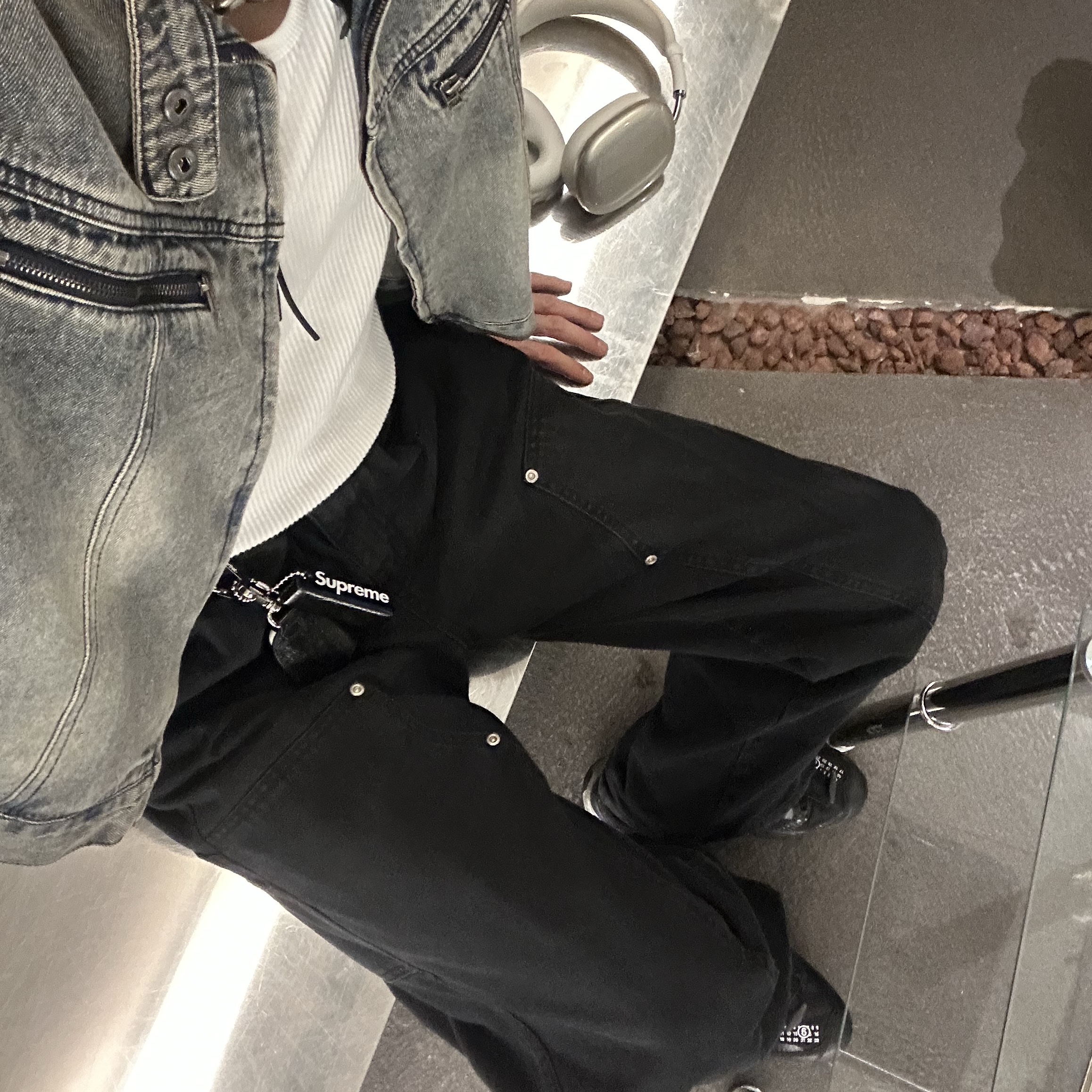 Arc'teryx Beta LT Jacket Black, Salomon x MM6 Maison Margiela XT-4 Mule Black 착용 스타일 - 2
