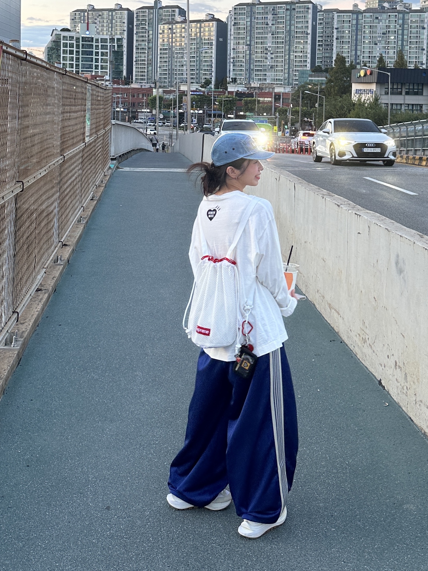 Nike x Sacai VaporWaffle White and Gum, Needles H.D. Track Pants Poly Smooth Royal 착용 스타일 - 1